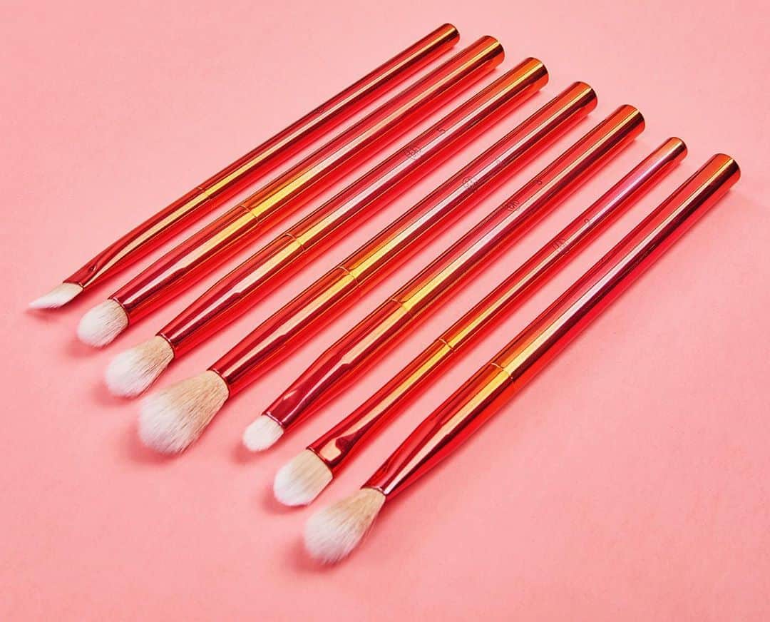 BH Cosmeticsさんのインスタグラム写真 - (BH CosmeticsInstagram)「Eyes on the prize 🏆 Create chic masterpieces with our NEW Chillin in Chicago Eye Brush Set 🖌 Lush essentials featuring orange gradient metallized handles, specialized ferrules and two-toned vegan bristles 👀 Shop exclusively @ultabeauty #bhcosmetics」8月31日 10時02分 - bhcosmetics