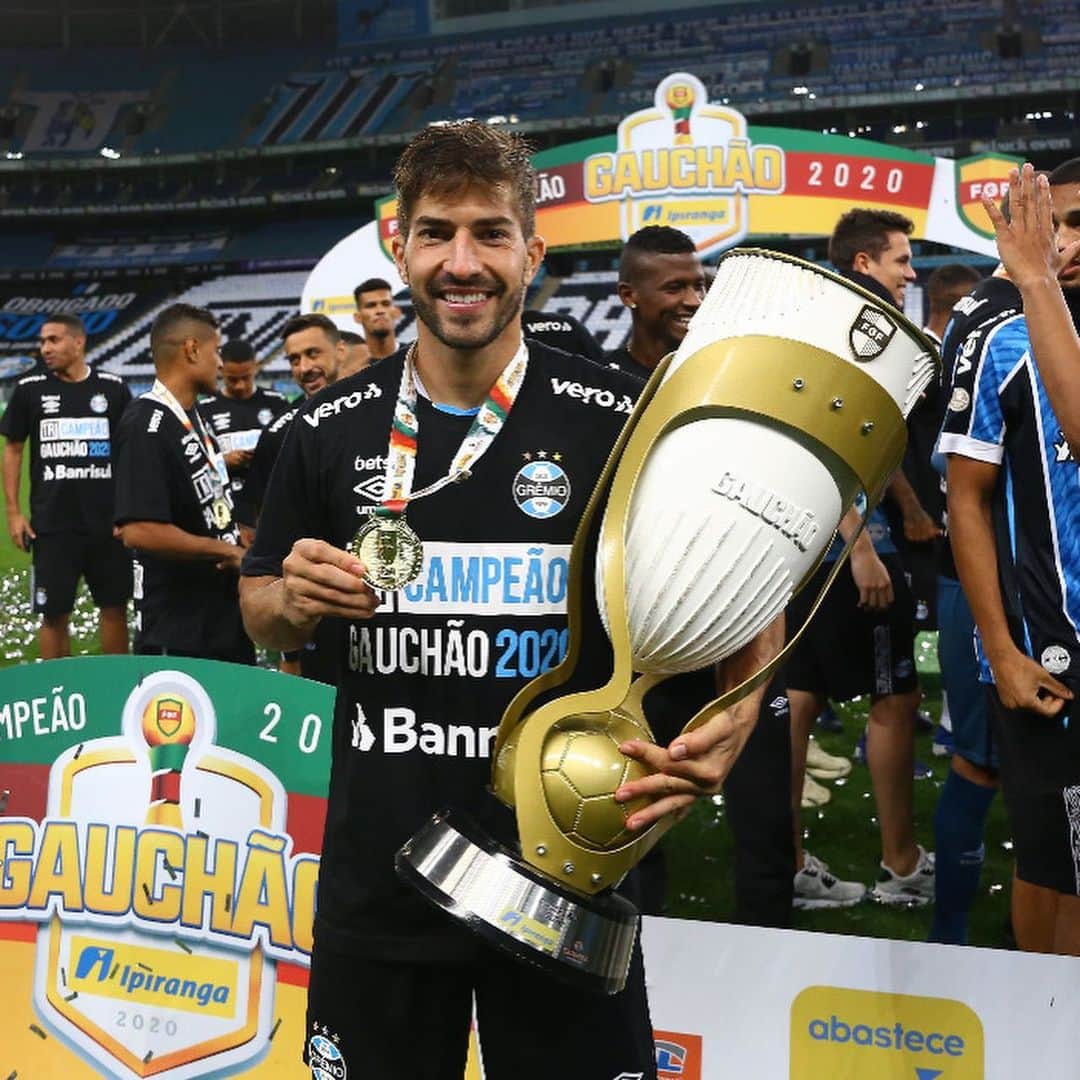 のインスタグラム：「O Gauchão é nosso! 🏆🥇 #GlóriaADeus 🙌🏼🙏🏼」