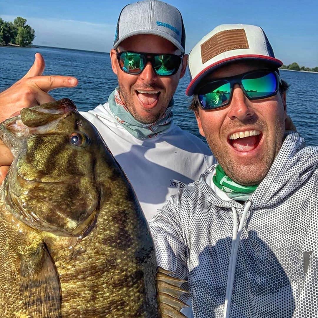 Filthy Anglers™さんのインスタグラム写真 - (Filthy Anglers™Instagram)「Look at the head on that thing! No not Travis @smallmouthcrush - he has a pretty good looking head though I’ll admit it. I’m talking the smallie, big head and solid shoulders, absolute tank! If you are in the hunt for smallies and from the New England/NY area check him out, guy is a beast of an angler and guide. Thanks for rocking the Filthy cap and the support as always Travis you are Certified Filthy www.filthyanglers.com #fishing #bassfishing #angler #outdoors #bigbass #bass #nature #smallmouth #kayak #bronzeback #fish #filthyanglers #getfilthy #newyork #newengland #largemouthbass」8月31日 10時15分 - filthyanglers