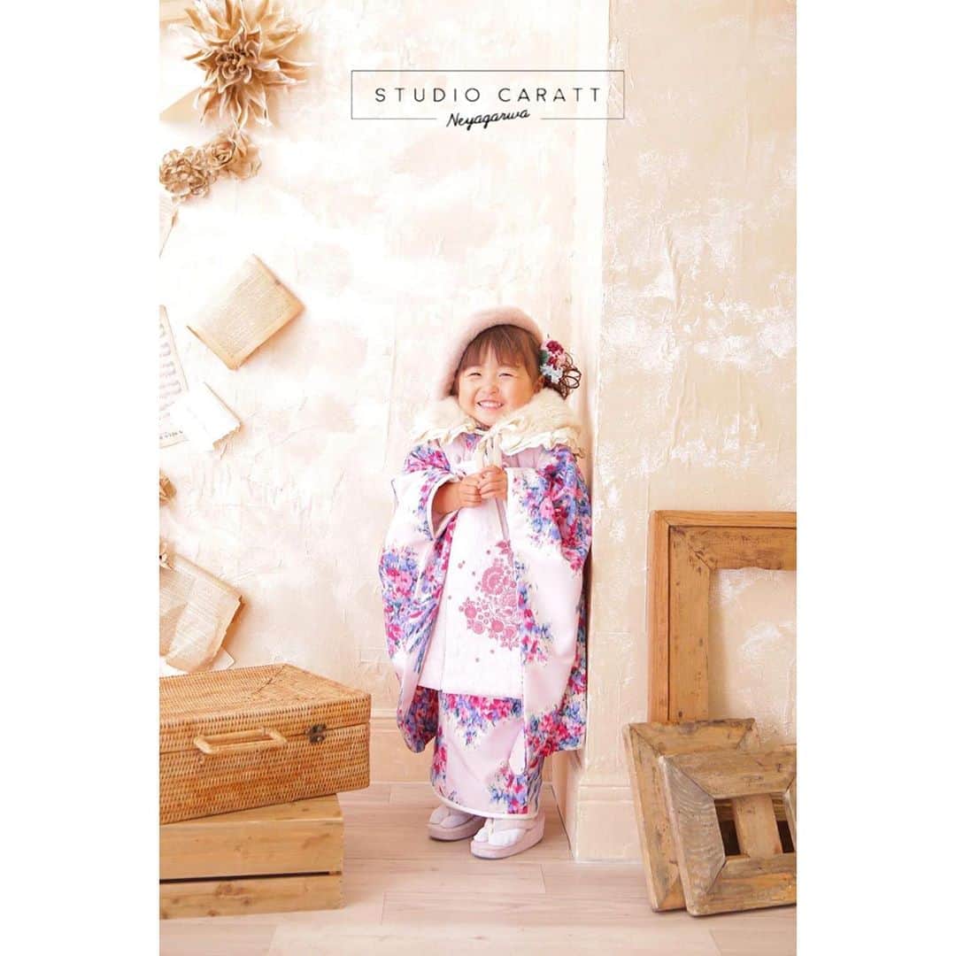 のインスタグラム：「. . 笑顔がとっても可愛らしい子でした♡ ご来店頂きありがとうございました♩.｡ . #3歳着物 #jillstuart  . ✓大人気データパックプラン◎ 全カットデータが付いてくるお得なプラン♩.｡ 9月13日(日)までとなっております☺︎ お値段が上がる前に上記日程までのご撮影がオススメになっております🕊 さらに、七五三お参り着物レンタルもお値段が上がり、お着物がご成約で埋まりますので、お早めのご撮影・レンタルがオススメです✲*ﾟ . . #スタジオキャラット #スタジオキャラット寝屋川 #キャラット #キャラット寝屋川 #フォトスタジオ #キッズフォトスタジオ #キッズスタジオ #フォト #フォトジェニック #フォトグラファー #ファインダー越しの私の世界 #カメラマンさんと繋がりたい #カメラ好きな人と繋がりたい #おしゃれさんと繋がりたい #写真好きな人と繋がりたい #写真で伝えたい私の世界 #写真は心のシャッター #七五三 #七五三前撮り #七五三3歳 #七五三フォト #七五三撮影 #七五三女の子 #女の子ママ #関西ママ  #jillstuart着物 #ブランド着物」