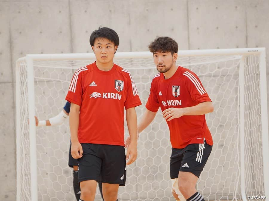 日本サッカー協会さんのインスタグラム写真 - (日本サッカー協会Instagram)「#フットサル日本代表 候補 トレーニングキャンプ 選手コメント  8月25日(火)より #高円宮記念JFA夢フィールド で始まった4日間のトレーニングを終えました。  GK #矢澤大夢 選手（#バサジィ大分 ） 「今回は怪我から復帰後初めての代表活動ということで、久しぶりにとても刺激を受けた4日間でした。また新たに課題も見つかったので、チームで取り組んでいきたいと思います。そして、リーグ戦でいい結果を出し、また代表に選ばれるように頑張ります。」  FP #滝田学 選手（#バルドラール浦安 ） 「グループ全体として質、強度共に高いトレーニングが積み上げられました。AFC選手権まで時間はありませんが、各々がクラブに戻り、できる最大限の努力をしていく必要を感じました。」  #jfa #daihyo #futsal」8月31日 10時17分 - japanfootballassociation