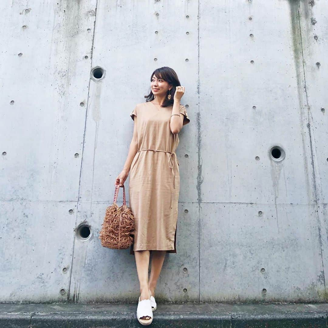 筧沙奈恵さんのインスタグラム写真 - (筧沙奈恵Instagram)「beige×brown ・ きれいめワンピにカジュアル小物を合わせたコーデ♪ ・ #dress #stylebar #スタイルバー #bag #havefun #ハブファン #shoes #samedelman #サムエデルマン #pierce #ZARA #ザラ ・ #ママコーデ　#ママファッション　#ワンピース　#ワンピースコーデ　#きれいめカジュアル　#イエベ秋コーデ　#パーソナルカラー　#パーソナルカラー診断　#アラサーコーデ　#30代コーデ」8月31日 10時19分 - sanaekakei