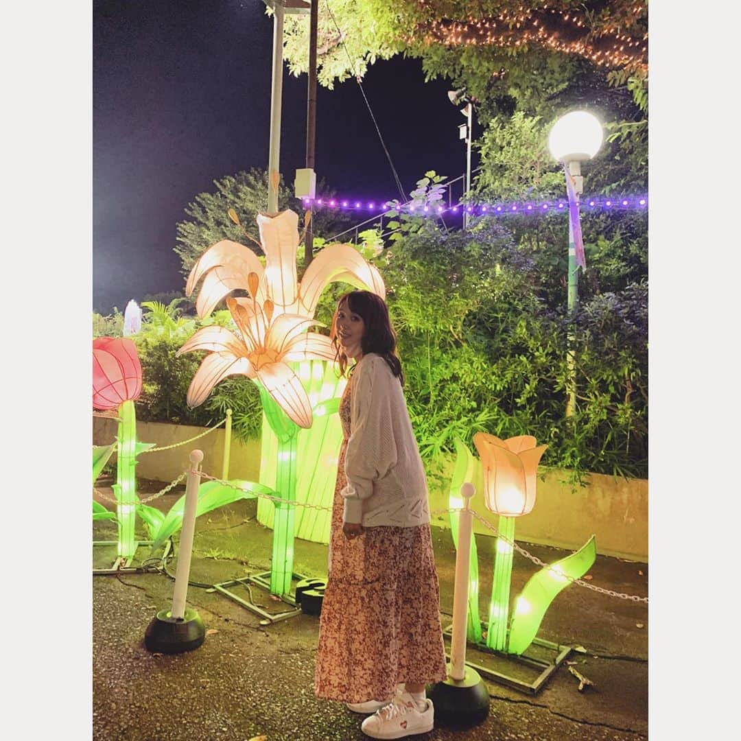 小池ジョアンナのインスタグラム：「The last day of August.  もう8月もおわり。  大好きな夏はいつもあっという間だ〜🌻  #flowers #lights #lighting #nightphotography」