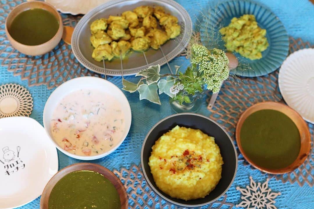 のインスタグラム：「昨日はクロエ's キッチンで 「アーユルヴェーダ的スパイスレッスン〜おまけでインド占星術〜」 でした💫  終始笑いっぱなしで腹筋鍛えられた🤣 インド占星術は触りの部分ですが、皆さん当たってる！と盛り上がり🙌  西洋占星術も面白いし、インド占星術はより個人にフォーカスした鑑定ができるので興味深いです🇮🇳  スパイス料理もオーソドックスなカレーをあえて外してお伝えしたけど好評でうれし❤️  昨日は金運UPに嬉しい巳の日だったので、そんな日に楽しいレッスンができたご縁に感謝🙏  レッスン後にトイレ掃除や硬貨をピカピカにしてスッキリした〜🤣  巳の日は弁天様の神社にお参りしたり、お財布やお金を綺麗にしたり、トイレ掃除するのがオススメですよん💫  #スパイス #スパイスレッスン #アーユルヴェーダ #インド占星術 #巳の日 #弁天様 #神社 #金運 #金運UP #ギルトフリー #料理教室 #クロエズキッチン #🇮🇳」