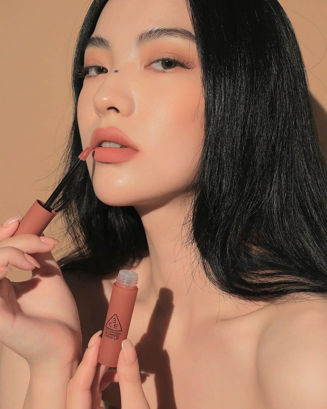 3CE Official Instagramさんのインスタグラム写真 - (3CE Official InstagramInstagram)「3CE BLURRING LIQUID LIP #NUDE_SCENE 감미로운 베이스를 완성하는 모던 컬러, 누디즘 핑크🤍 매트립스틱을 녹여 넣은 듯한 텍스처가 부드럽게 블렌딩된 후 스미듯 밀착되어, #블러필터 로 보정한 것처럼 베일에 싸인 듯한 립 메이크업을 연출해줍니다. - 3CE BLURRING LIQUID LIP #NUDE_SCENE Mellow-bassed nudism pink🤍 The liquid matte lipstick texture blends gently to lips, creating a veiled lip makeup as if corrected by #Blurrfilter #3CE #3CEBLURRINGLIQUIDLIP」8月31日 10時34分 - 3ce_official