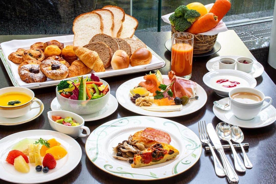 The Westin Osaka （ウェスティンホテル大阪）さんのインスタグラム写真 - (The Westin Osaka （ウェスティンホテル大阪）Instagram)「本日8/31は「やさいの日」。アマデウスでは、「野菜ソムリエ」と「マクロビオティックセラピスト」の資格を持つシェフ、苅田貴久が提案する野菜のパワーをふんだんに取り入れたBreakfast Set Menuを提供中です。 . . ————————————————— #野菜の日 #やさいの日 #831の日 #野菜 #野菜パワー #amadeus #アマデウス #野菜ソムリエ #苅田貴久 ————————————————— ⠀ Tag @westinosaka to share your image with us. ⠀ ⠀⠀ #WestinOsaka #ウェスティンホテル大阪」8月31日 10時36分 - westinosaka