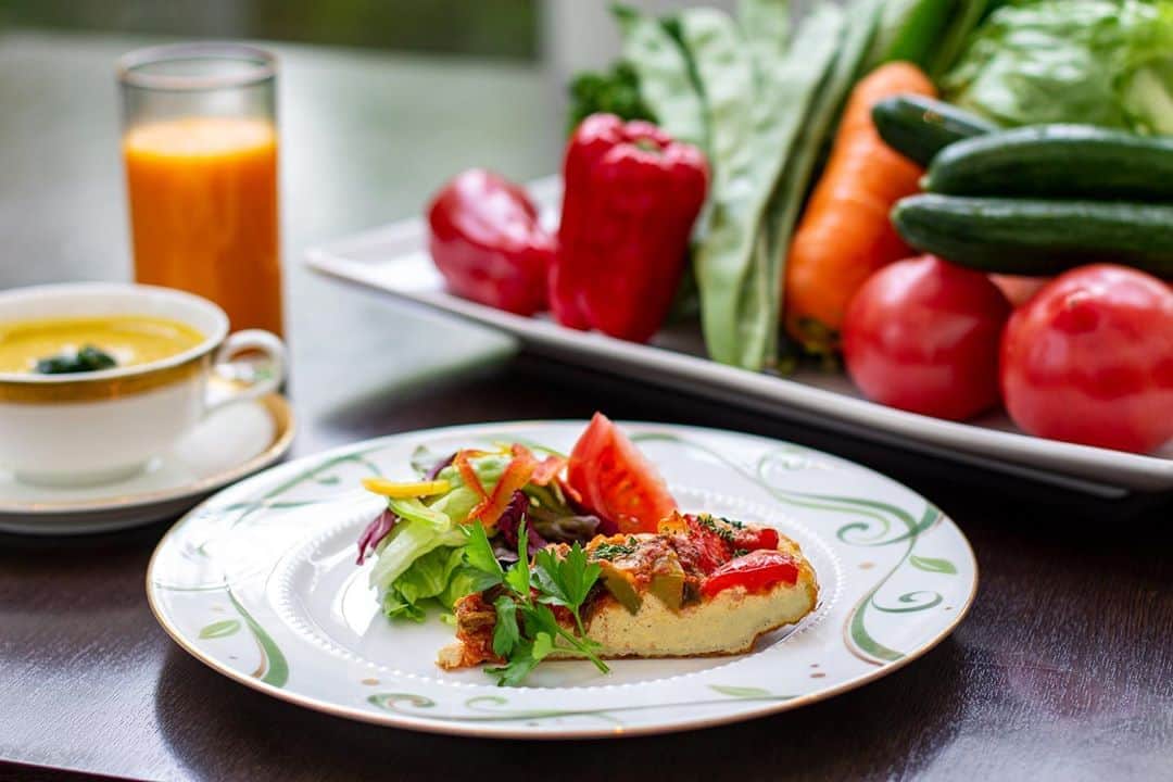 The Westin Osaka （ウェスティンホテル大阪）さんのインスタグラム写真 - (The Westin Osaka （ウェスティンホテル大阪）Instagram)「本日8/31は「やさいの日」。アマデウスでは、「野菜ソムリエ」と「マクロビオティックセラピスト」の資格を持つシェフ、苅田貴久が提案する野菜のパワーをふんだんに取り入れたBreakfast Set Menuを提供中です。 . . ————————————————— #野菜の日 #やさいの日 #831の日 #野菜 #野菜パワー #amadeus #アマデウス #野菜ソムリエ #苅田貴久 ————————————————— ⠀ Tag @westinosaka to share your image with us. ⠀ ⠀⠀ #WestinOsaka #ウェスティンホテル大阪」8月31日 10時36分 - westinosaka