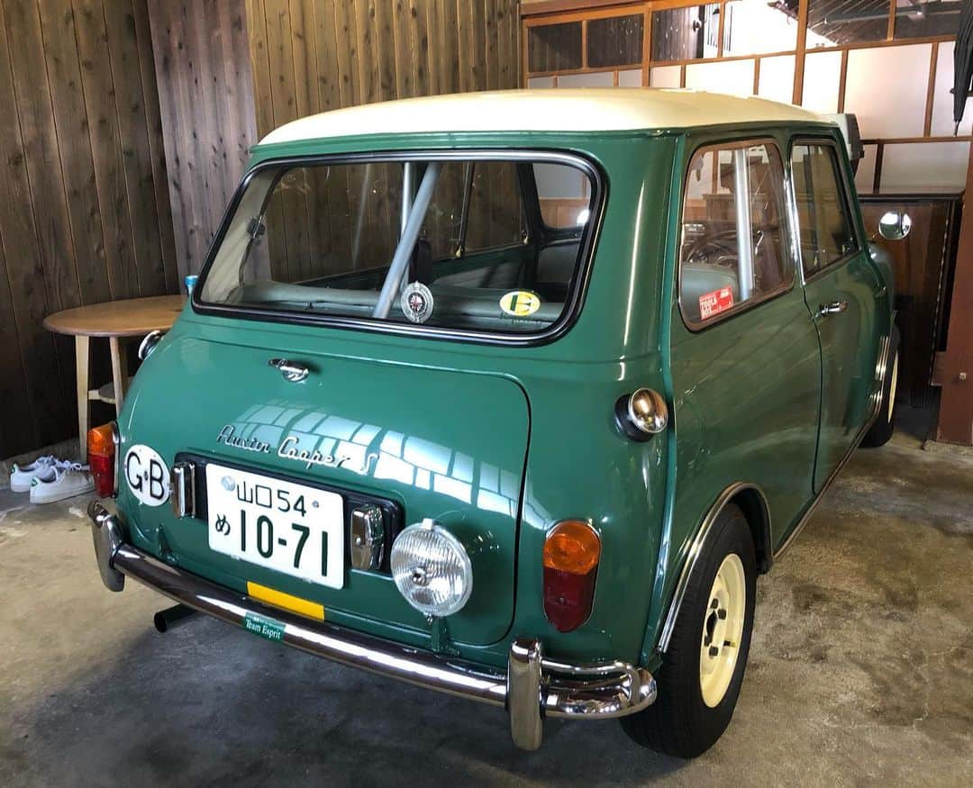 のインスタグラム：「. 今日はお客さまのご自宅に お伺いすることがあったので、 1964年のローバー のMINI🚗 見せていただきました✨  🚗:Austin Cooper S  ナンバーは許可をとっており そのまま載せております✨ ちなみにこのナンバー排気量と同じになるように当時並んでナンバー取られたそうです✌️  クラシックカーで何度か賞も取っており、 もう有名なお車かもしれませんが、 かわいいとしか言いようがなかったです💕💕 他にもバイク🏍や自転車も こだわりのあるおしゃれなものがいっぱいでした👏  #mini#austincoopers#1964年#イギリス#🇬🇧#クラシックカー#山口市」