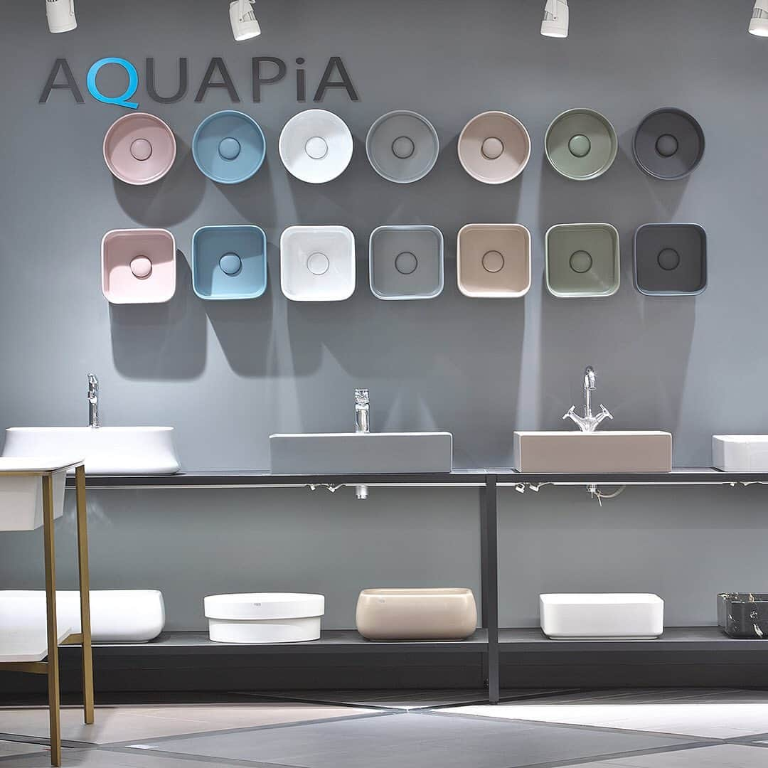 平田タイル_AQUAPiA ENJOY BATHROOM EXPERIENCEさんのインスタグラム写真 - (平田タイル_AQUAPiA ENJOY BATHROOM EXPERIENCEInstagram)「. バスルームに新たな価値観を。チエロの色の再発明。  イタリア ローマのCielo(チエロ)社は、これまでにない美しい色彩と優れたデザインが魅力の洗面ボウルを手がけるブランドです。洗面ボウルといえば「白」が当たり前のような時代に、多彩な色を展開するなど画期的な製品を手がけてきました。  Le Terre di Cielo（テッレ・ディ・チエロ）「チエロの大地」と名付けられた美しいカラーは、それぞれにユニークなコンセプトがあり、繊細でマットな手触りはホワイト一辺倒の水まわり業界に衝撃を与えます。  そのカラーコンセプトは、権威あるデザインアワードを立て続けに受賞。世界中のデザイン業界に多大なインパクトを与えました。  #cielo #bathroom #バスルーム #サニタリー #手洗器 #手洗いボウル #洗面ボウル #洗面器 #水周り #造作洗面台 #洗面台 #洗面所 #セカンド洗面 #マンションインテリア #リノベーション #リノベ #シンプル #interior #ホテルライク #ホテルライクインテリア #こだわりの家  #注文住宅 #デザイナーズ住宅 #暮らしを楽しむ #hitsonlineshop #平田タイル #hiratatile」8月31日 10時38分 - hiratatile_aquapia