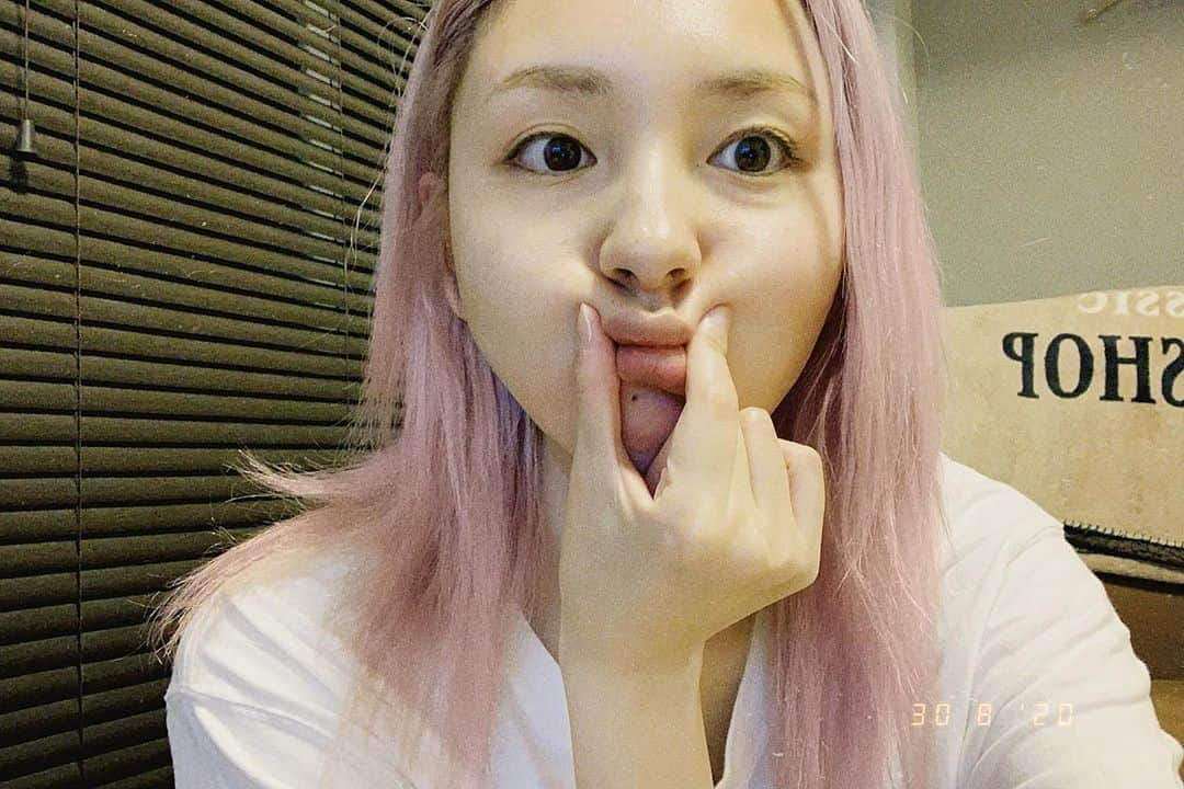のインスタグラム：「. . ストーリーにあげたこのなんでもない写真が人気だったので投稿します。。にしてもなんでもなくて、なんかすいません😀 . #Dazzカメラ #お風呂あがり」