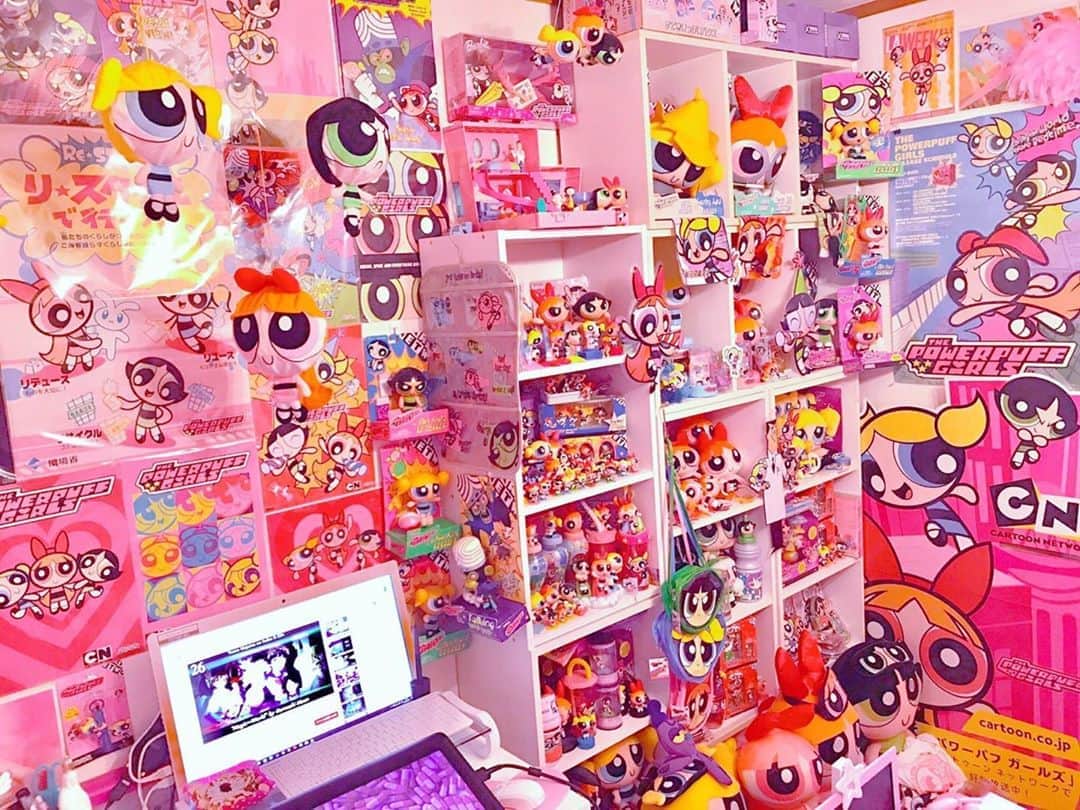 江崎びす子さんのインスタグラム写真 - (江崎びす子Instagram)「This is my bedroom & working room.  Since it is a collector of Powerpuff Girls, goods fill the room.  #powerpuffgirls #ppg」8月31日 10時47分 - bisukoezaki