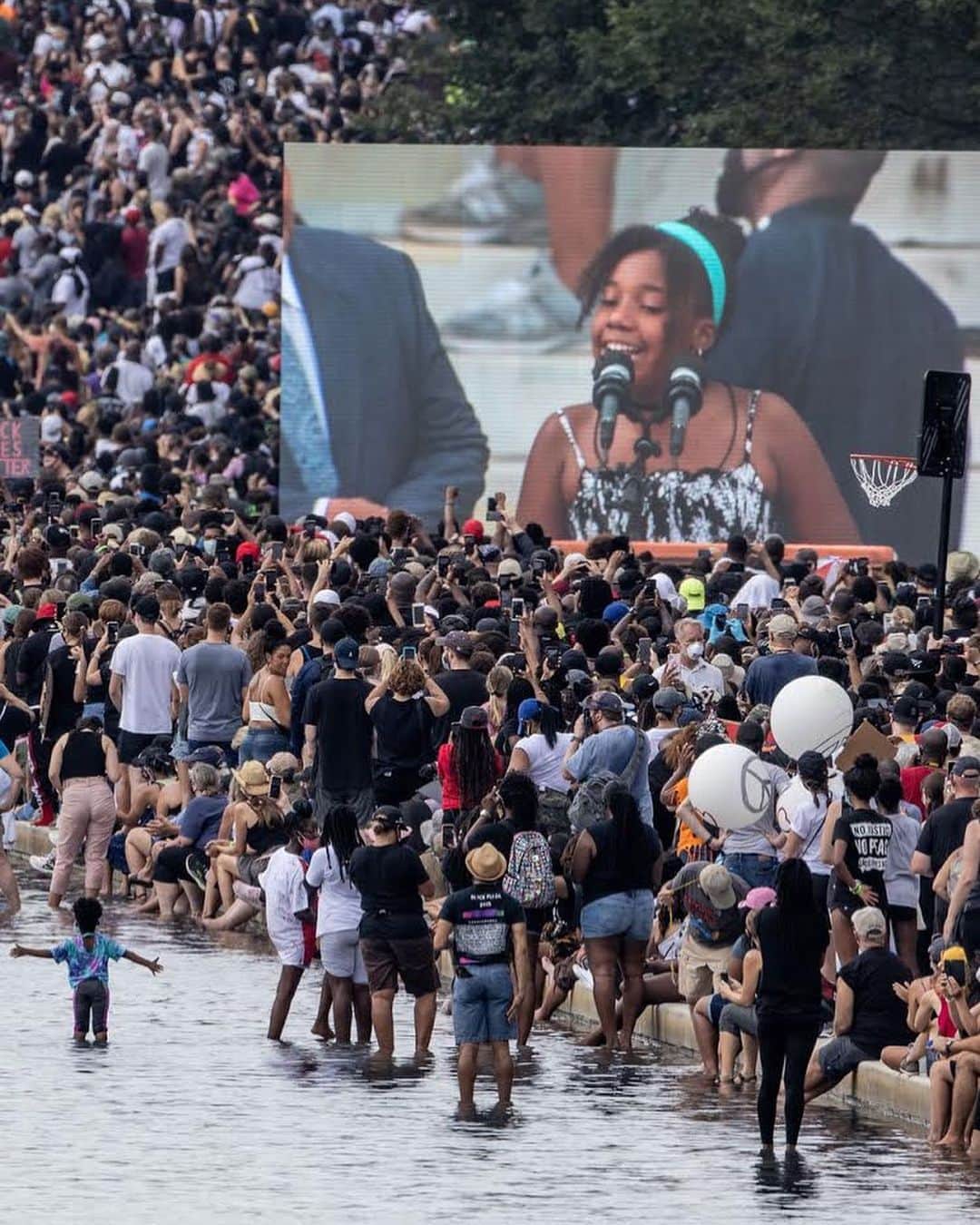 National Geographic Creativeさんのインスタグラム写真 - (National Geographic CreativeInstagram)「Photo by @stephenwilkes  Yolanda King, the 12 year old granddaughter of Dr. Martin Luther King Jr. speaks at the Commitment March on the 57th anniversary of her grandfather’s “I Have a Dream” Speech. “My generation has already taken to the streets – peacefully and with masks and social distancing – to protest racism”. Yolanda’s speech was one of the highlights of this historic march.  I had the incredible opportunity to photograph the Commitment March: Get Your Knee off our Necks, in Washington, D.C. Thousands gathered in front of the Lincoln Memorial  on the 57th anniversary of Rev. Dr. Martin Luther King, Jr’s. “I Have a Dream” Speech. It was a peaceful and inspiring day of speeches and protests. The protesters all came together with a unified message, seeking criminal justice reform and remind the everyone of their right & need to vote.  As  I photographed from a remarkable vantage point with the Washington monument behind me, I reflected on the fact that this is a transformational moment in our country,and I felt grateful that this march was taking place. On assignment for @natgeo #DayToNight #commitmentmarch」8月31日 10時59分 - natgeointhefield