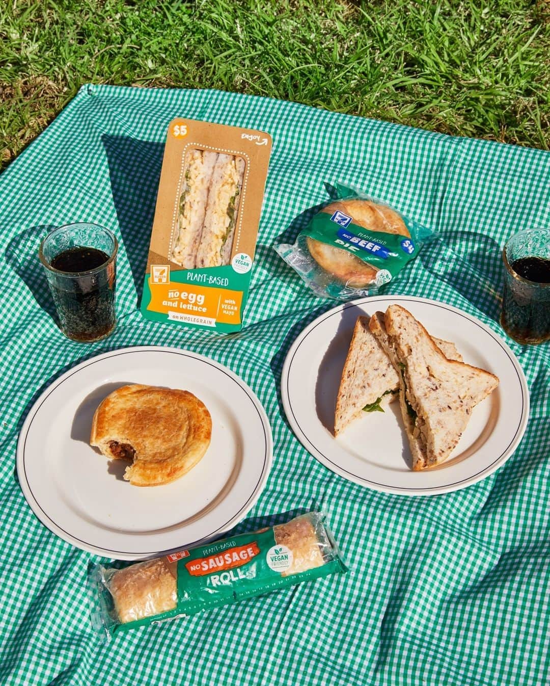 7-Eleven Australiaさんのインスタグラム写真 - (7-Eleven AustraliaInstagram)「It’s #EatOutsideDay which is the perfect excuse to practice some self-care. Grab a mouthful of something yummy and a breath of fresh air today 🌱😊」8月31日 11時00分 - 7elevenaus