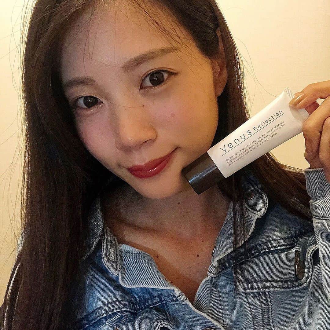 のインスタグラム：「*･゜﻿ スキンケア頑張ったおかげかな〜 顔の日焼けが落ち着いて明るいファンデに戻せた➰🎶﻿ ﻿ オールインワンで美容液効果もあるタイプが良かったのでそこをポイントに選び直しました🤍﻿🤍 ﻿ レフ板効果ありの水光肌ファンデと評判のヴィーナスリフレクション、日焼け止めも下地もとばして直塗り😇﻿ ﻿ ジェルクリームファンデ初めて使ったのですが塗りやすいね❕スポンジ派だけど指で充分馴染みます🙌﻿ ﻿ 時間がたってもツヤキープだし崩れにくいです。 真夏なのにお直しの頻度格段に減ったよ。本当に。😳 スキンケアにもなるとか次世代ファンデ素晴らしい✨ ﻿ #ファンデーション#コスメレポ#新入りコスメ﻿ #ジェルクリームファンデ#ヴィーナスリフレクション#レフ板効果#美肌乳酸菌#スキンケアファンデ﻿」