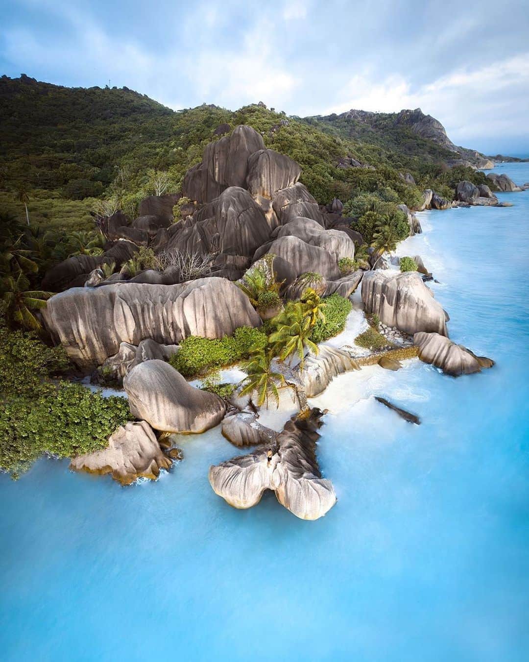 BEAUTIFUL DESTINATIONSさんのインスタグラム写真 - (BEAUTIFUL DESTINATIONSInstagram)「Home to numerous white sandy beaches, thriving coral reefs, deep blue waters and nature reserves, as well as rare animals such as the giant Aldabra tortoises.🐢 Seychelles is a paradise on Earth!   Is it part of your travel bucketlist or honeymoon destinations? Tell us about you experience in this paradise. 🇸🇨  📸 @merrwatson 📍Seychelles」8月31日 11時04分 - beautifuldestinations