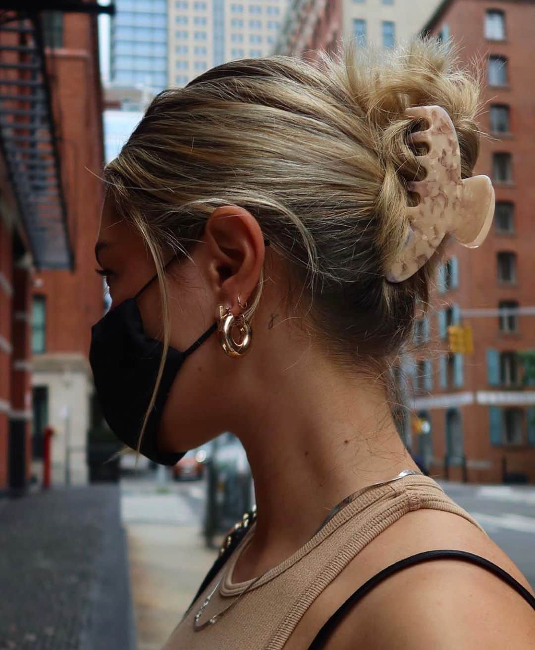 ダニジョーのインスタグラム：「Stay Safe, Stay Cute 😷 @jourdansloane masked up and in our favorite gold hoops #dannijogirls #wearamask」