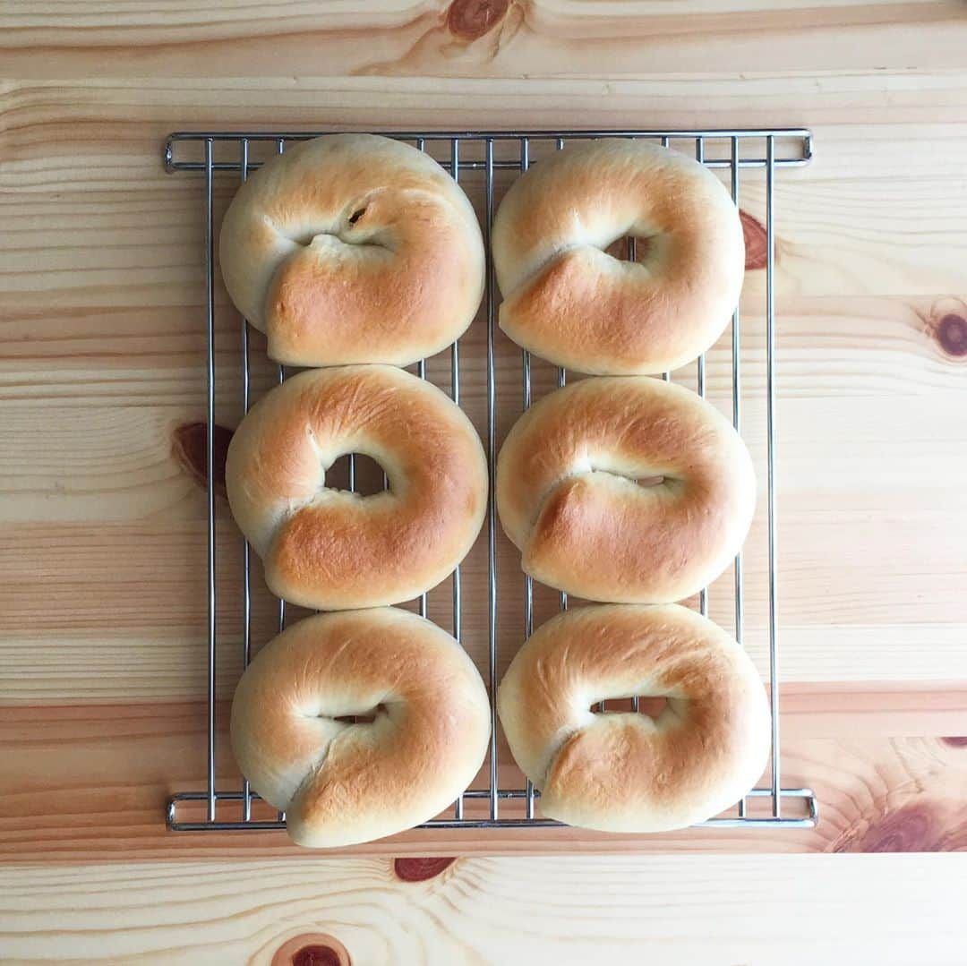 宮本菜津子さんのインスタグラム写真 - (宮本菜津子Instagram)「ひさしぶりにベーグル焼いた🥯ら、皺皺になっちゃった〜。けど、焼くの楽しかった！ - まだまだ暑いけど、夏の暑さが去りつつあるね。夏の間は、ベーグル焼きたい気持ちも食べたい気持ちもわかずだったけど、だんだんその気持ちが復活してきたのでおそらく秋はもう近い🍠 - みんな、元気にしてる？ - #massofthefermentingdregs  #motfd #masudore #bagle  #bagel  #homemadebread  #homemadefood  #マスドレ #ベーグル  #ホームメイド」8月31日 11時15分 - natsukondesu