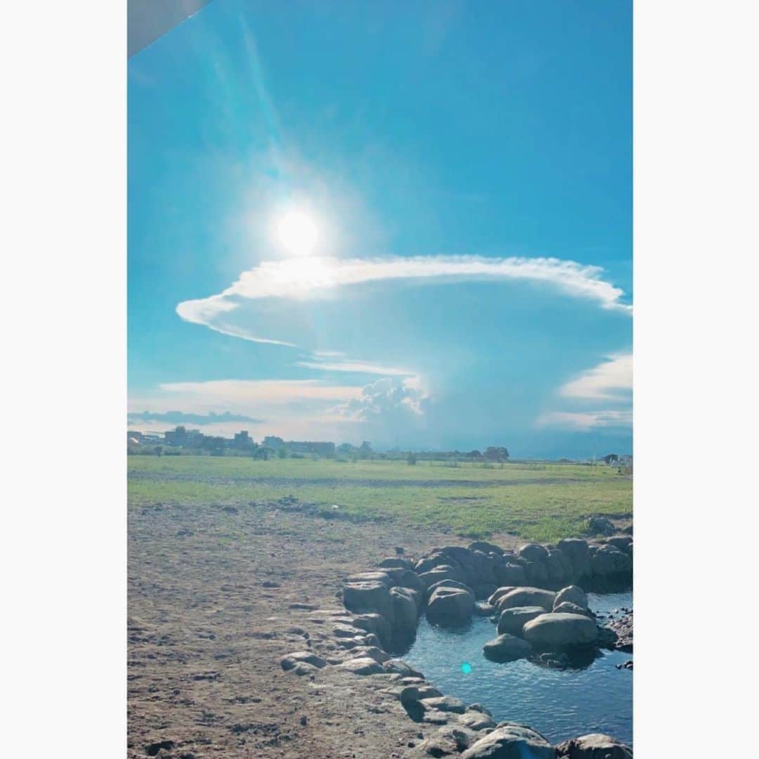 乙黒えりのインスタグラム：「かなとこ雲 . 二子玉で遊んでいたら 珍しい雲が！ かなとこ雲と言うらしい。 真下ではゲリラ豪雨になったりするそう。 大丈夫だったかな？！ 雲の形っておもしろい....」