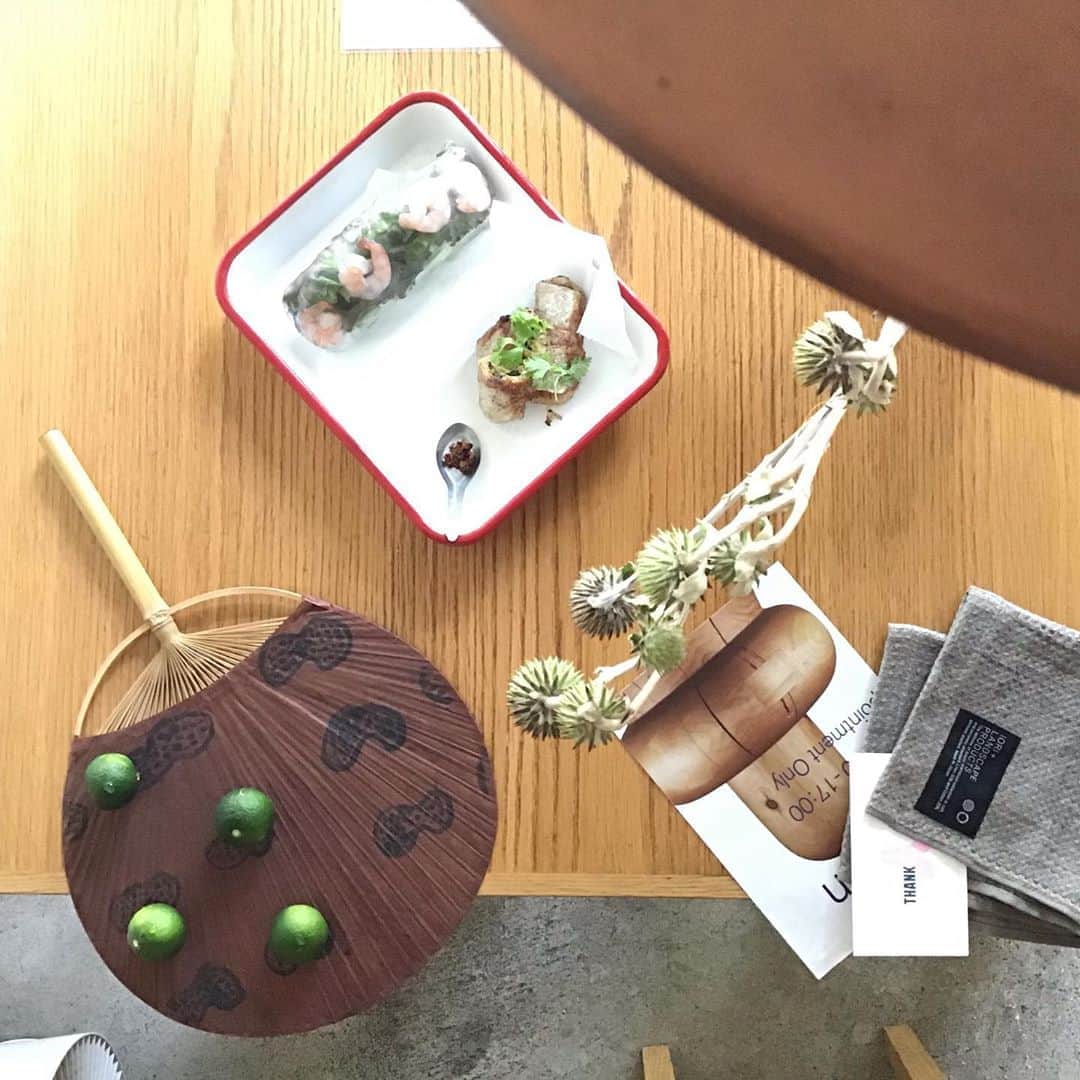 Pho 321 Noodle barのインスタグラム：「NEMも揚げたて、8月最終日 本日はspecial toppingとして bun pho comにお付け出来ます🐈 (グゥエン👨‍🍳シェフの発音では　ニャ・ム)  おすすめは...米粉の汁なし麺　bun pork/veggieへのtoppingです。  ココナッツジュースで炊いた豚ばら肉と半熟🥚のせのcom dong pou rouもたっぷり仕込みました。  本日も11:30am opening 5:30pm last call 6pm closing 中休みなし non stopで開店致します。 to go boxもおひとつからお電話でご予約承ります🛹 ☎︎03-6432-9586  9月への活力の碗やプレートをお召し上がりにお立ち寄り下さいませ。  today’s recommend:NEM for special topping,bun pork/bun lovely veggie,summer roll1/2,mini pork rice,com dong-pou-rou,homemade peach soda 🍑and mikaned (vanilla &lemon)🍋  todays opening bgm:”strings for A”  #yamabokuchi」