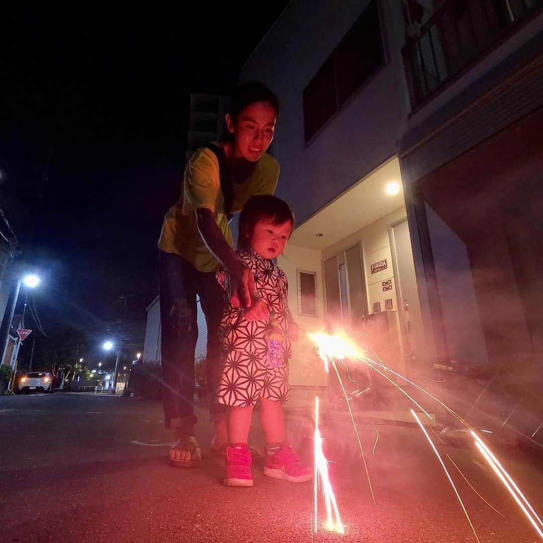 福田恭巳のインスタグラム：「My daughter enjoyed the handheld fireworks for the first time😁  #1歳11ヶ月 #9月生まれ #女の子 #1歳児 #はじめての手持ち花火 #夏 #女の子ママ #ママアスリート  #gopro #goproのある生活」