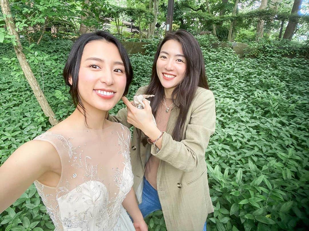のインスタグラム：「今日の仙台は涼しい〜🍃 このままグッと気温下がる感じなのかな？ だとしたら暑かったのも一瞬ですなぁー🥰 関東なら考えられない。笑 . 最近忙しくてかまってくれない @keiko_shimokyo 🥺笑と EMAH Wedding @emah_wedding の撮影した時の１枚です👗この日私はヘアメイク&カメアシ🤣👍」