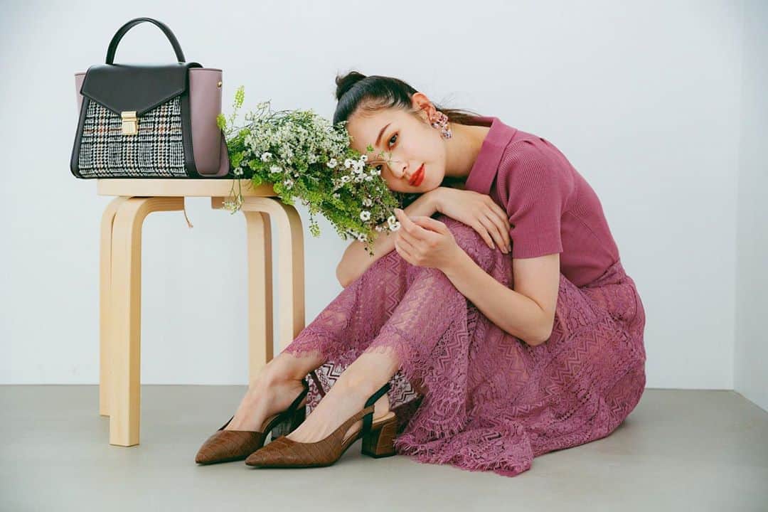 のインスタグラム：「【💁‍♀️Recommend Coordinate💘】 店頭入荷中のオススメアイテムをご紹介🎶 この秋トライしたいワントーンコーディネート🎀 絶妙な色合いのピンクニット×繊細レースのピンクスカートなら 大人可愛いピンクのワントーンスタイルが完成💕  ニットは前後2WAYで着られるので その日の気分やボトムスに合わせて バックシャンな着こなしが可能😆✨ ストライプレースのフレアスカートは 繊細なレースがフェミニン度高めのデザインなので Tシャツなどカジュアルアイテムと合わせても 女性らしくどこか上品な印象で使える1枚です🥰❤️ ———————————————————— ♦️リブ2WAYリボンプルオーバーニット￥7,900+tax #31sdm品番050318 カラー(ピンク/ブラック/ブラウン) ワンサイズ ♦️ストライプレースフレアスカート￥11,000+tax #31sdm品番030354 カラー(ピンク/グリーン/ダークブラウン) サイズ（36/38） ♦️チェックコンビハンドバッグ￥8,900+tax #31sdm品番100303 カラー(ピンク/ライトグリーン) ♦️フェイククロコバックストラップパンプス￥8,900+tax #31sdm品番100311 カラー(ダークブラウン/オフホワイト/ベージュ)  サイズ（S/M/L）  ♦️アセテフラワーイヤリング￥2,500+tax #31sdm品番090305 カラー(ピンク/ラベンダー) ———————————————————— 入荷予定日や在庫は、店舗により異なります❕ また、予告なく入荷日が変更となる場合がございますのでご了承ください🙇‍♀ 店舗では、入荷連絡も承っておりますので スタッフまでお声掛けください☺️💕 #31Sonsdemode #31sdm #31sdm_outfit #fashion #autumn #knit #skirt #pink #onetone   #coordinate #feminin #recommend #newarrivals #トランテアンソンドゥモード #トランテアン #秋 #新作 #ニット #スカート #ピンク #ワントーン  #コーディネート #フェミニン #おすすめ」