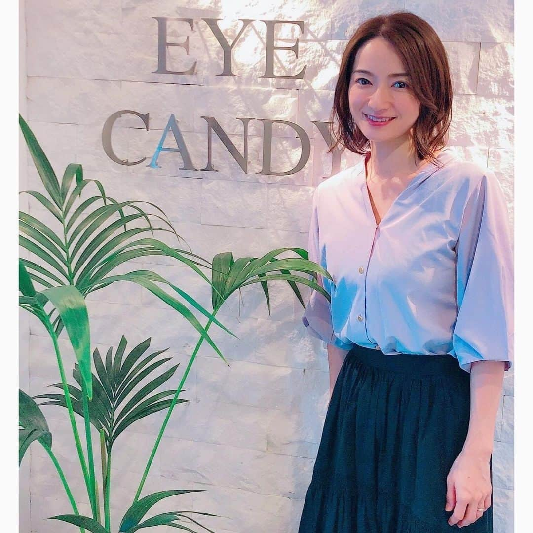 Mayuko Watanabe 渡辺真由子さんのインスタグラム写真 - (Mayuko Watanabe 渡辺真由子Instagram)「『eyecandy』でウルトラVハイフを受けました♡何店舗かある中で私は表参道店にしました♬ 医療のハイフはすごく痛いと聞いたことがあって躊躇していましたが、これは痛みに弱い私でも全然大丈夫( ˊᵕˋ )♡ 出力の強さも都度スタッフさんと相談しながら出来るので安心です😊💕 従来のエステサロン向けハイフより強力な集中照射でクリニック級の効果を実感できるそうです！月に一回を目処に三回通うと効果が持続するみたい( *˘ ³˘)♡♡♡ ちなみに私は一回で目に見える効果があり、顔がすっきりしました！！ しかも初回4400円とかなりお得で、2回目以降も9900円で通えるのですごくオススメです(*´︶`*)！時間も１時間弱で終わりますよ★ 気になる方はぜひ行ってみてくださいー！！ @eyecandyhifu  @eyecandy_omotesando  #eyecandyhifu#eyecandy#ウルトラVハイフ#ハイフ#HIFU #小顔#リフトアップ#フェイシャル#エステ#美容#たるみ改善#小顔効果 #たるみ#アンチエイジング#mama#ママ#令和2年ベビー#5月生まれ#美容好き#美容好きな人と繋がりたい」8月31日 11時30分 - watanabe_mayuko