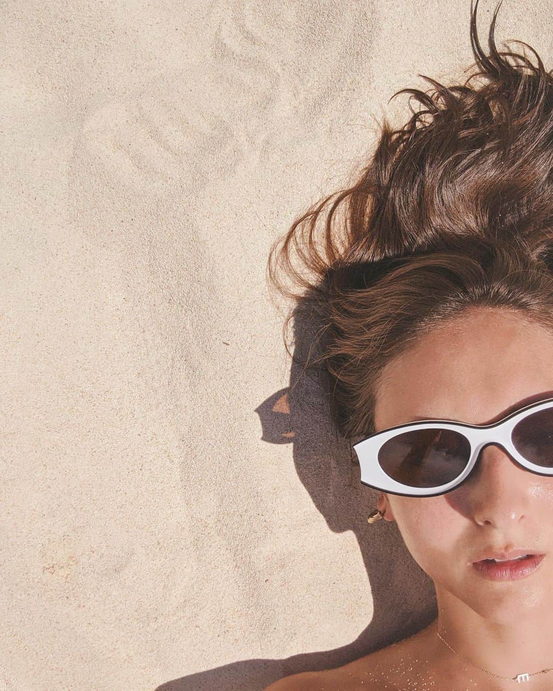 のインスタグラム：「Shades of the season🌞🤍🌞🤍🌞🤍 @loewe #loewe #loewepaulas」