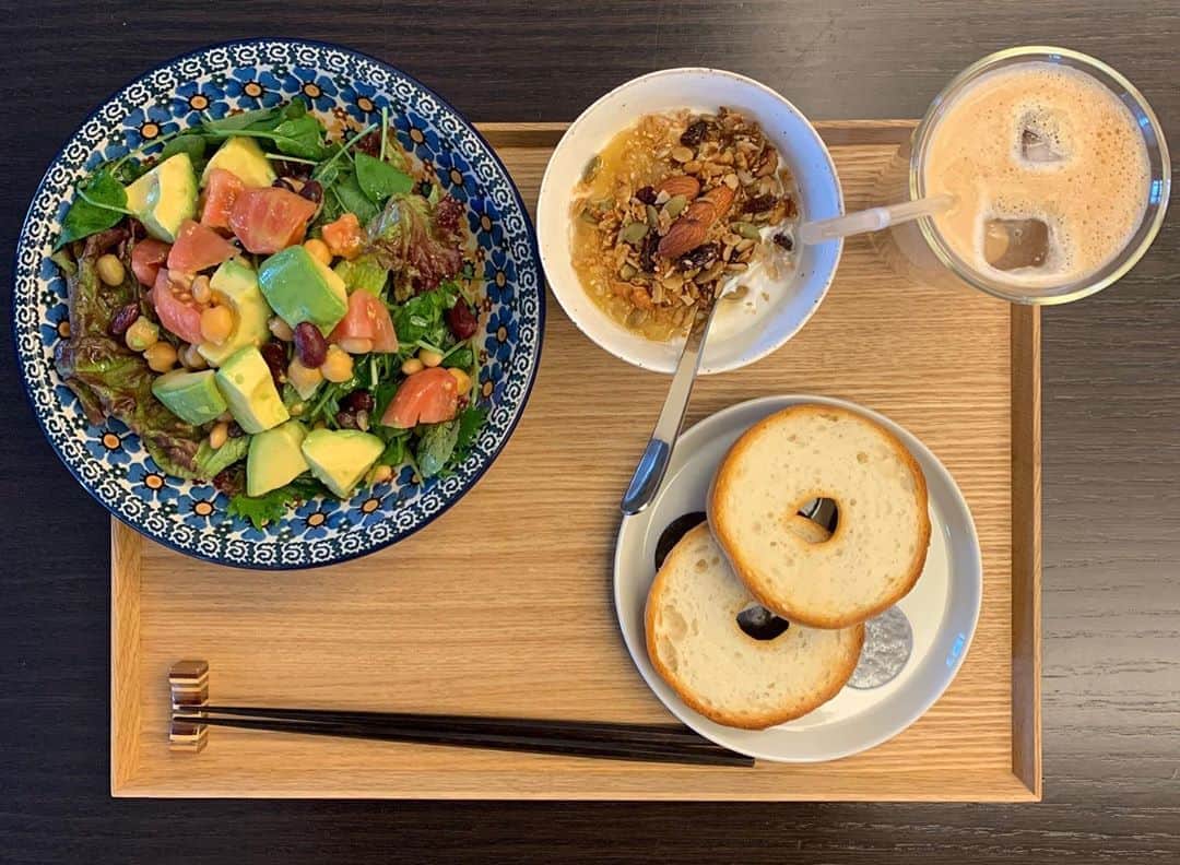 のインスタグラム：「アボガドな朝  #朝ご飯 #ベーグル #グラノーラ #祐ご飯 #利ご飯 #アイスオーレ #テーブルスプーン #柳宗理 @ceramikaart @maruhiro.hasami」