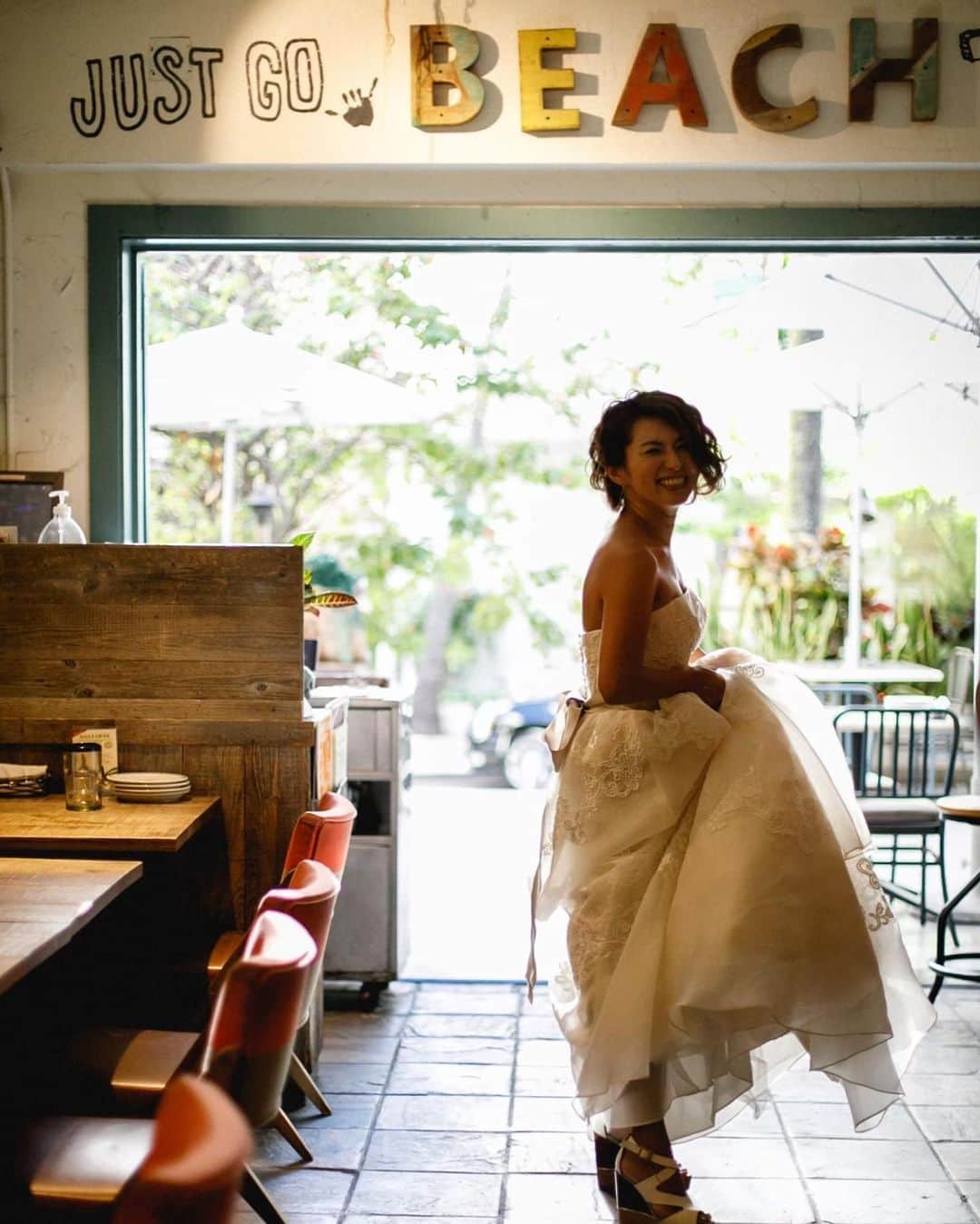 間瀬ゆきのインスタグラム：「あと1日😭  ハワイのzetton全6店舗 HEAVENLY、ZIGU、ALOHA STEAK HOUSE、 ALOHA TABLE、Goofy、PARIS HAWAIIは、 8月31日で一時クローズになります。 （閉店ではなく、一時クローズです！ 観光が再開したら再オープンしますのでご安心を❤）  連日のようにお友達たちが お店にテイクアウトしに行ってくれてて 本当に感謝です🙏  みなさん、本当にありがとうございます😭  私も今日は @heavenly.hi で 大好きなバインミーとまぜそば （どっちも特別にno meatにしてもらった👻） をテイクアウトしてきてもらった❤  そして、ハワイで1番おいしいと思っている アサイーボウルは冷凍庫で保存して しばらく楽しめるように 4つオーダー😂  残り1日！ @heavenly.hi  @zigu.hi  @alohasteakhouse_waikiki  この3店舗は明日までテイクアウト営業してます。  ハワイ在住のみなさま どうぞよろしくお願いします🙏  ハワイの状況は多分かなり深刻で、 感染状況も、医療崩壊も、 そして何より経済的にも。  今もロックダウンの最中だし、 観光の再開がいつになるのか 本当に本当に先は見えないけれど  でもハワイの人たちは すごく前向きな気がする✨  確かにこんな時だからこそ イライラしたり落ち込んだりしてるより 笑顔でいた方がきっといいことあるはず✨  『良いことあってこその笑顔じゃなくて 笑顔でいりゃ良いことあると思えたら それが良いことの序章です』  大好きなミスチルのPADDLEの歌詞💙  笑顔で乗り越えよ💪  #hawaii #hawaiilife #luckywelivehawaii #maseyukihawaii #ハワイ #ハワイ旅行」