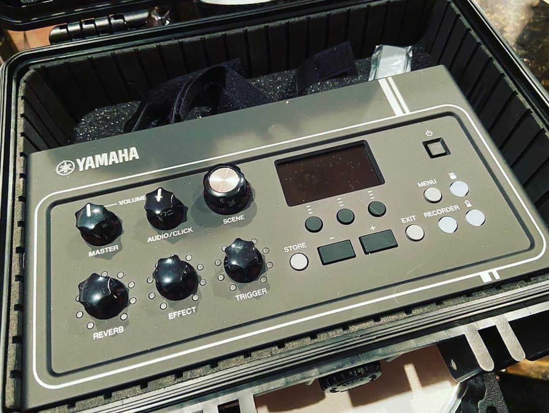 Katsuma さんのインスタグラム写真 - (Katsuma Instagram)「YAMAHAのEAD10をようやくゲット！！ めちゃくちゃ簡単にかなり鮮明な音でドラムの音が録れる。 音がクリアだからスネアやキックのアタックの位置やムラが鮮明に把握できる。 それをすぐ録れてすぐ聞けるから練習の質がめちゃ上がる。 電子ドラムみたいにいろんなエフェクト音かけて遊ぶことができるのも楽しいし。 全てにおいてちょー最高⭐️  企業案件みたいな投稿になった！頼まれてもないのに！笑  三枚目の写真マイク取ったのになんでこんなにブレてるんだろ！まあいいや！  #yamaha #ead10」8月31日 11時35分 - katsuma_drums