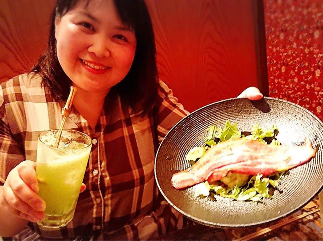 まんまるともぴーさんのインスタグラム写真 - (まんまるともぴーInstagram)「【🥩京都肉🍆京野菜の美味しいコラボ】﻿ ﻿ 《京》の地で育まれた食材に﻿ 徹底的にこだわり・安心・安全な﻿ 生産者さんとのお付き合いを大切に﻿ ﻿ ﻿ ﻿ より良い素材を求めて﻿ 旨さの極みまで追求した﻿ 知る人ぞ知る‼️祇園の隠れ家﻿ ﻿ ﻿ @kyoto.miyako﻿ ﻿ ﻿ さんは﻿ オシャレでムーディーな﻿ 大人カップルのデートに超オススメ✨﻿ ﻿ ﻿ ﻿ 一際目を引くのが他では飲めない﻿ 《青果サワー🍹》﻿ ﻿ ﻿ 🍅トマトに🥒きゅうりに🎃南瓜﻿ ﻿ 🌶万願寺とうがらし🍉西瓜﻿ 黒豆きなこ、など﻿ ﻿ ﻿ メニューを見たらワッ😲✨と﻿ ビックリするようなレパートリーですが﻿ ﻿ ﻿ 新鮮な野菜や果物と﻿ リキュールが出逢いコラボすると﻿ こんなにも爽やかで美味しいのか😻❣️✨と﻿ ﻿ ﻿ ﻿ 驚きと感動が湧き上がりますよ‼️﻿ どれも美味しくて﻿ ついついお酒が進んでしまいます💕﻿ ﻿ ﻿ 話題殺到の《青果サワー🍹》﻿ ぜひとも体験してみてくださいね❤️﻿ ﻿ ﻿ ﻿ 他には絶対ハズして欲しくないのが﻿ ﻿ ﻿ 《お肉屋さんのポテサラ》﻿ ﻿ ﻿ 普段馴染み深いポテトサラダが﻿ こんなに美味しかったのか❣️と﻿ ﻿ ﻿ 野菜の歯応えと食感﻿ なめらかクリーミーな優しくも、﻿ 強くて次々と誘惑する旨味に﻿ きっと舌鼓されますよ😉✨﻿ ﻿ ﻿ ﻿ 彼女をデートに誘うなら﻿ また、これから口説きたい﻿ 女性がいるなら絶対にこちらのお店❣️﻿ ﻿ ﻿ ﻿ そうでなくとも、女子会や﻿ お友達とも是非ゼヒ訪れていただきたい﻿ オススメのお店なのです♡﻿ ﻿ ﻿  @kyoto.miyako  ﻿ 【京都肉と青果サワー　京〜miyako〜】﻿ ﻿ 🏠https://www.iv-pn.net/﻿ ﻿ ﻿ 〠京都府京都市東山区富永町108-3﻿ ﻿ ☎️050-5456-9544﻿ ﻿ 《アクセス》﻿ 🚃京阪線 祇園四条駅から徒歩3分﻿ 🚉阪急線 京都河原町駅 1番口から徒歩5分﻿ ﻿ ﻿ 《営業時間》﻿ ﻿ お昼　12:00〜15:00﻿ 　夜　17:30〜27:00﻿ ﻿ 《定休日》﻿ 　　　　　不定休﻿ ﻿ ﻿ ﻿ #京〜miyako〜 ﻿ #青果サワー ﻿ #野菜サワー ﻿ #祇園 ﻿ #居酒屋 ﻿ #pr ﻿ #トリドリベース﻿ ﻿#京野菜  #祇園デート #河原町グルメ #河原町居酒屋 #祇園グルメ #京都グルメ #京都穴場スポット #京都観光 #京都デート #八坂神社 #八坂神社近く #建仁寺 #建仁寺近く #錦市場 #錦市場近く #京都ご飯 #京都が好きな人と繋がりたい #そうだ京都行こう  ﻿ ﻿」8月31日 11時36分 - manmarutomop