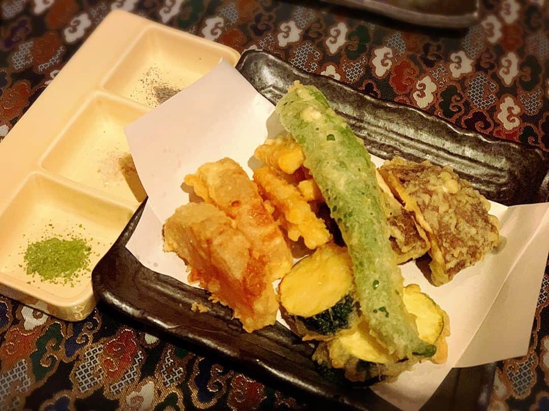 まんまるともぴーさんのインスタグラム写真 - (まんまるともぴーInstagram)「【🥩京都肉🍆京野菜の美味しいコラボ】﻿ ﻿ 《京》の地で育まれた食材に﻿ 徹底的にこだわり・安心・安全な﻿ 生産者さんとのお付き合いを大切に﻿ ﻿ ﻿ ﻿ より良い素材を求めて﻿ 旨さの極みまで追求した﻿ 知る人ぞ知る‼️祇園の隠れ家﻿ ﻿ ﻿ @kyoto.miyako﻿ ﻿ ﻿ さんは﻿ オシャレでムーディーな﻿ 大人カップルのデートに超オススメ✨﻿ ﻿ ﻿ ﻿ 一際目を引くのが他では飲めない﻿ 《青果サワー🍹》﻿ ﻿ ﻿ 🍅トマトに🥒きゅうりに🎃南瓜﻿ ﻿ 🌶万願寺とうがらし🍉西瓜﻿ 黒豆きなこ、など﻿ ﻿ ﻿ メニューを見たらワッ😲✨と﻿ ビックリするようなレパートリーですが﻿ ﻿ ﻿ 新鮮な野菜や果物と﻿ リキュールが出逢いコラボすると﻿ こんなにも爽やかで美味しいのか😻❣️✨と﻿ ﻿ ﻿ ﻿ 驚きと感動が湧き上がりますよ‼️﻿ どれも美味しくて﻿ ついついお酒が進んでしまいます💕﻿ ﻿ ﻿ 話題殺到の《青果サワー🍹》﻿ ぜひとも体験してみてくださいね❤️﻿ ﻿ ﻿ ﻿ 他には絶対ハズして欲しくないのが﻿ ﻿ ﻿ 《お肉屋さんのポテサラ》﻿ ﻿ ﻿ 普段馴染み深いポテトサラダが﻿ こんなに美味しかったのか❣️と﻿ ﻿ ﻿ 野菜の歯応えと食感﻿ なめらかクリーミーな優しくも、﻿ 強くて次々と誘惑する旨味に﻿ きっと舌鼓されますよ😉✨﻿ ﻿ ﻿ ﻿ 彼女をデートに誘うなら﻿ また、これから口説きたい﻿ 女性がいるなら絶対にこちらのお店❣️﻿ ﻿ ﻿ ﻿ そうでなくとも、女子会や﻿ お友達とも是非ゼヒ訪れていただきたい﻿ オススメのお店なのです♡﻿ ﻿ ﻿  @kyoto.miyako  ﻿ 【京都肉と青果サワー　京〜miyako〜】﻿ ﻿ 🏠https://www.iv-pn.net/﻿ ﻿ ﻿ 〠京都府京都市東山区富永町108-3﻿ ﻿ ☎️050-5456-9544﻿ ﻿ 《アクセス》﻿ 🚃京阪線 祇園四条駅から徒歩3分﻿ 🚉阪急線 京都河原町駅 1番口から徒歩5分﻿ ﻿ ﻿ 《営業時間》﻿ ﻿ お昼　12:00〜15:00﻿ 　夜　17:30〜27:00﻿ ﻿ 《定休日》﻿ 　　　　　不定休﻿ ﻿ ﻿ ﻿ #京〜miyako〜 ﻿ #青果サワー ﻿ #野菜サワー ﻿ #祇園 ﻿ #居酒屋 ﻿ #pr ﻿ #トリドリベース﻿ ﻿#京野菜  #祇園デート #河原町グルメ #河原町居酒屋 #祇園グルメ #京都グルメ #京都穴場スポット #京都観光 #京都デート #八坂神社 #八坂神社近く #建仁寺 #建仁寺近く #錦市場 #錦市場近く #京都ご飯 #京都が好きな人と繋がりたい #そうだ京都行こう  ﻿ ﻿」8月31日 11時36分 - manmarutomop