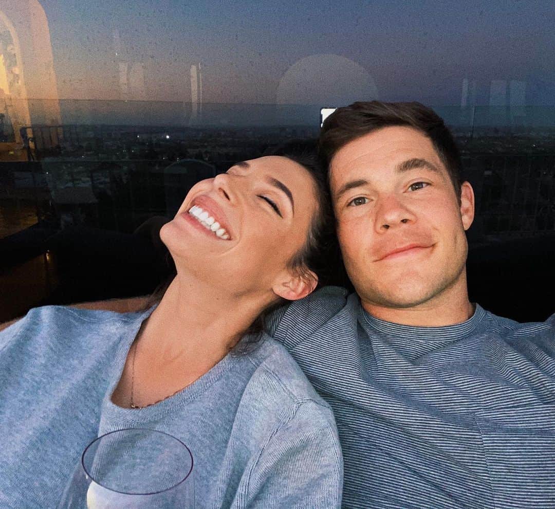 のインスタグラム：「I guess if there’s one nice thing about quarantine it’s that we sit outside and watch the sunset infinitely more than we used to. Wasn’t really planning on becoming an old retired couple so early in life but assume I’ll be getting really into birdwatching and backgammon next」