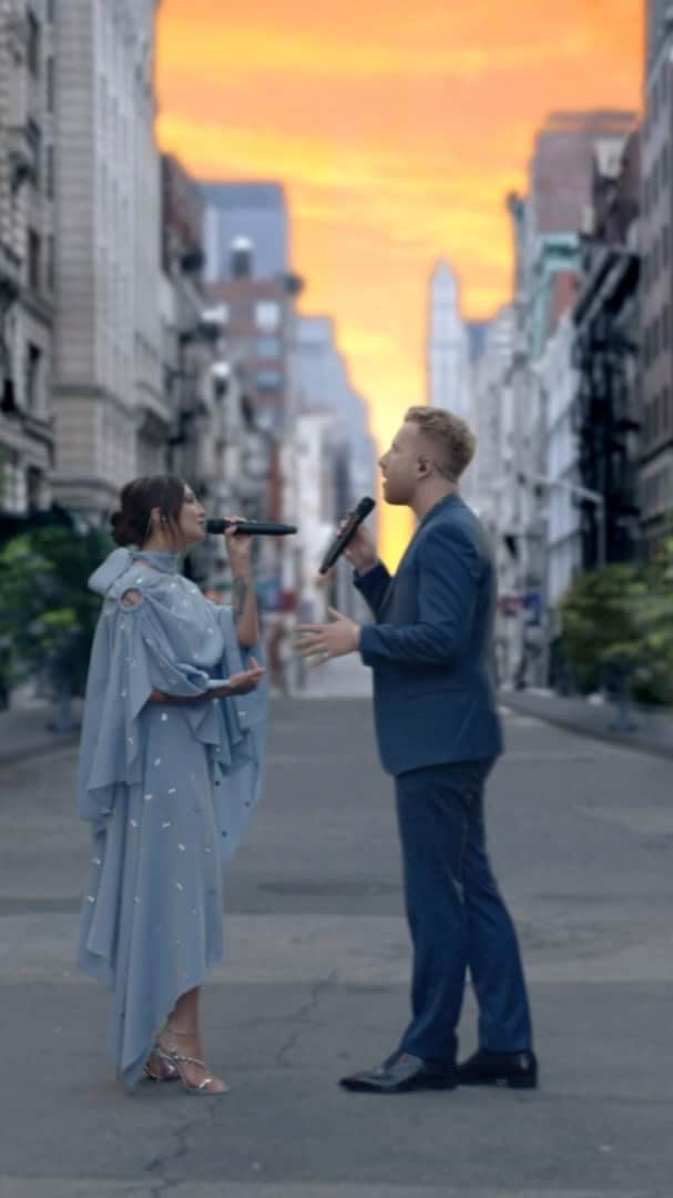 Julia Michaelsのインスタグラム：「Thank you @extragum and @vmas for bringing @jpsaxe and I together for this special performance of "If The World Was Ending". We’d also like to dedicate this performance to all the frontline workers. Check it out now if you missed it! #ITWWE #vmas  Styling @_trudy_nelson  Hair @scottkinghair  Make Up @robscheppy  #ad #sponsored」