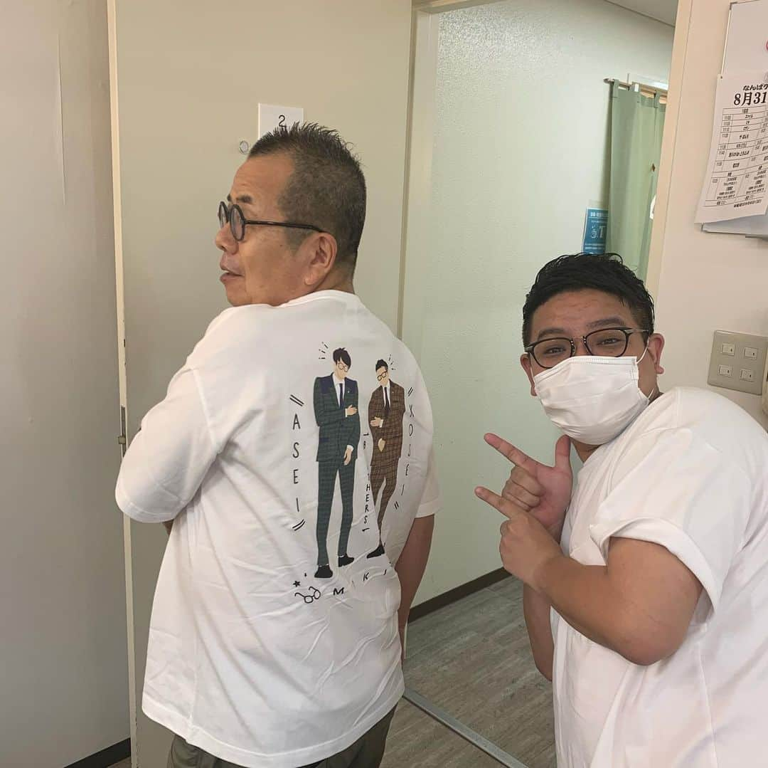 昴生さんのインスタグラム写真 - (昴生Instagram)「NGK！！ #出番終わって #楽屋におったら #突然 #文珍師匠 が #来はって #肩こりがすごいから肩揉んでくれと言われて #背中向けはったら #僕らの今発売してるTシャツ #着てくれてはった！ #文珍師匠の背中に #おれらおった！ #買ってくれはったらしい！ #おもろすぎる！ #ほんでお茶目すぎる！ #こんなえら後輩のTシャツを着て #楽屋に来てくれはって #笑い取っていきはる！ #もう見習うところしかない！ #嬉しいしありがたいし #素敵すぎる！ #もうなんか大感動！ #ほんでこのTシャツ #文珍師匠持ってはって #おれらは持ってないのが #またおもろい！」8月31日 11時38分 - mikikousei