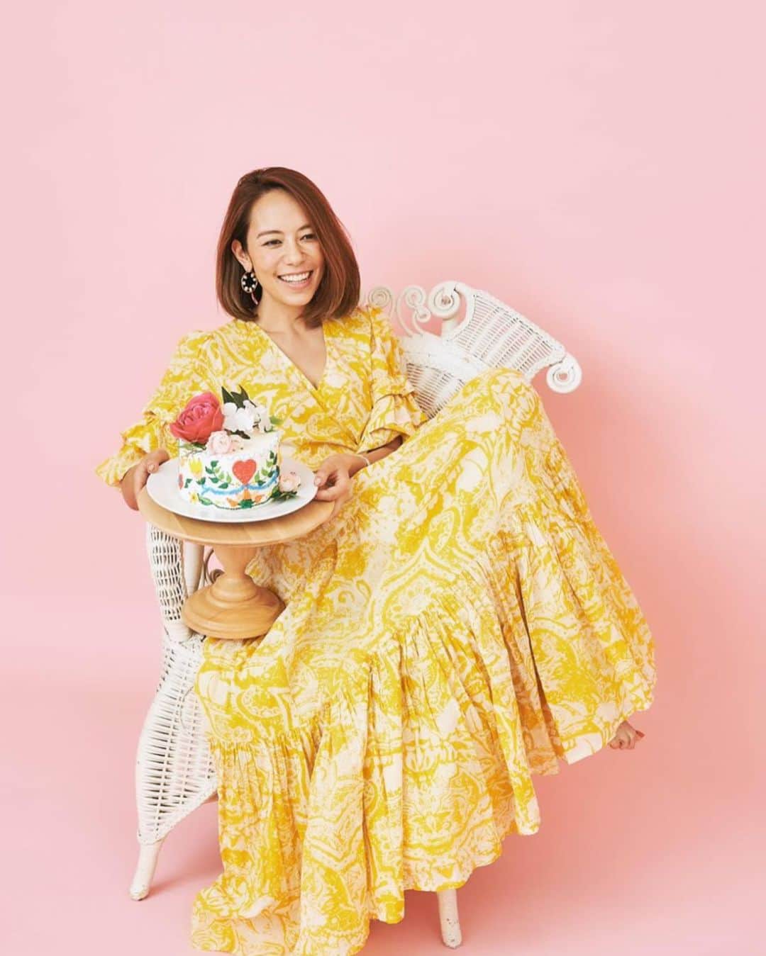 鮎河ナオミのインスタグラム：「私の大好きなオーダーメイドのケーキ屋さんが新ブランドとしてnewオープン❣️ 白砂糖は使わず、甜菜糖で作られていて、体に優しいケーキ🎂 見た目だけじゃなくて、味もとっても美味しくて、お友達のバースデーでは絶対喜んでもらえる❣️ 今日からウェブでのオーダーがスタートしたよ💛 是非チェックしてみてね🤗 . . . . . #marinehouse #マリーンハウス #白砂糖不使用 @marinehouse_yourstorycake」