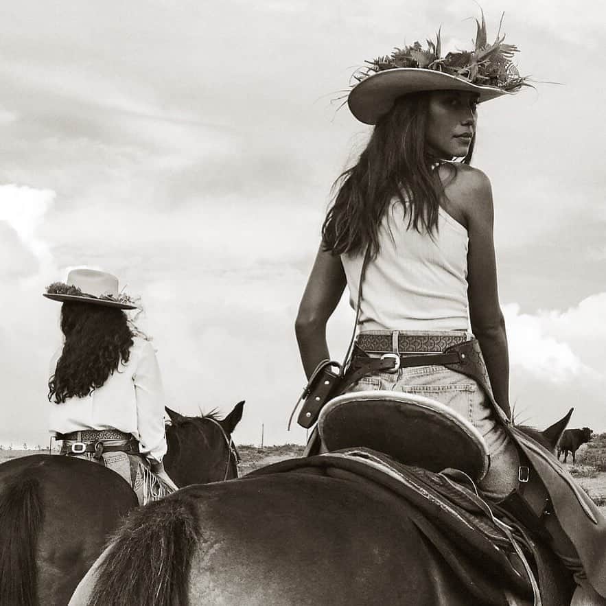 マリア・マーフィーのインスタグラム：「For @saltywestern 🐎」