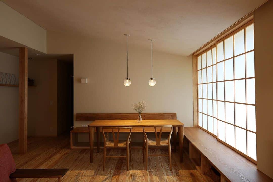 安成工務店さんのインスタグラム写真 - (安成工務店Instagram)「上質な贅沢空間。 大きな開口部から優しい風が入り込み、勾配天井からまっすぐおりる照明は食卓を優しく照らします。その日あった何気ない出来事をゆっくり語り合う、そんな平屋の住まいです。 ＊ ＊ more photos…@yasunari_komuten ＊ ＊ #安成工務店 #yasunari #工務店 #注文住宅 #住宅 #木の家 #木造 #一戸建て #新築 #マイホーム #省エネ住宅 #エネルギー自給 #自然素材 #OMソーラー #OMX#家 #無垢材 #山口県 #福岡県 #季節を楽しむ  #珪藻土 #セルロースファイバー断熱材 #輪掛乾燥材 #家造り #家づくり記録 #リビング #造作ベンチ #ダイニング照明 #ダイニング #丁寧な暮らし」8月31日 11時51分 - yasunari_komuten