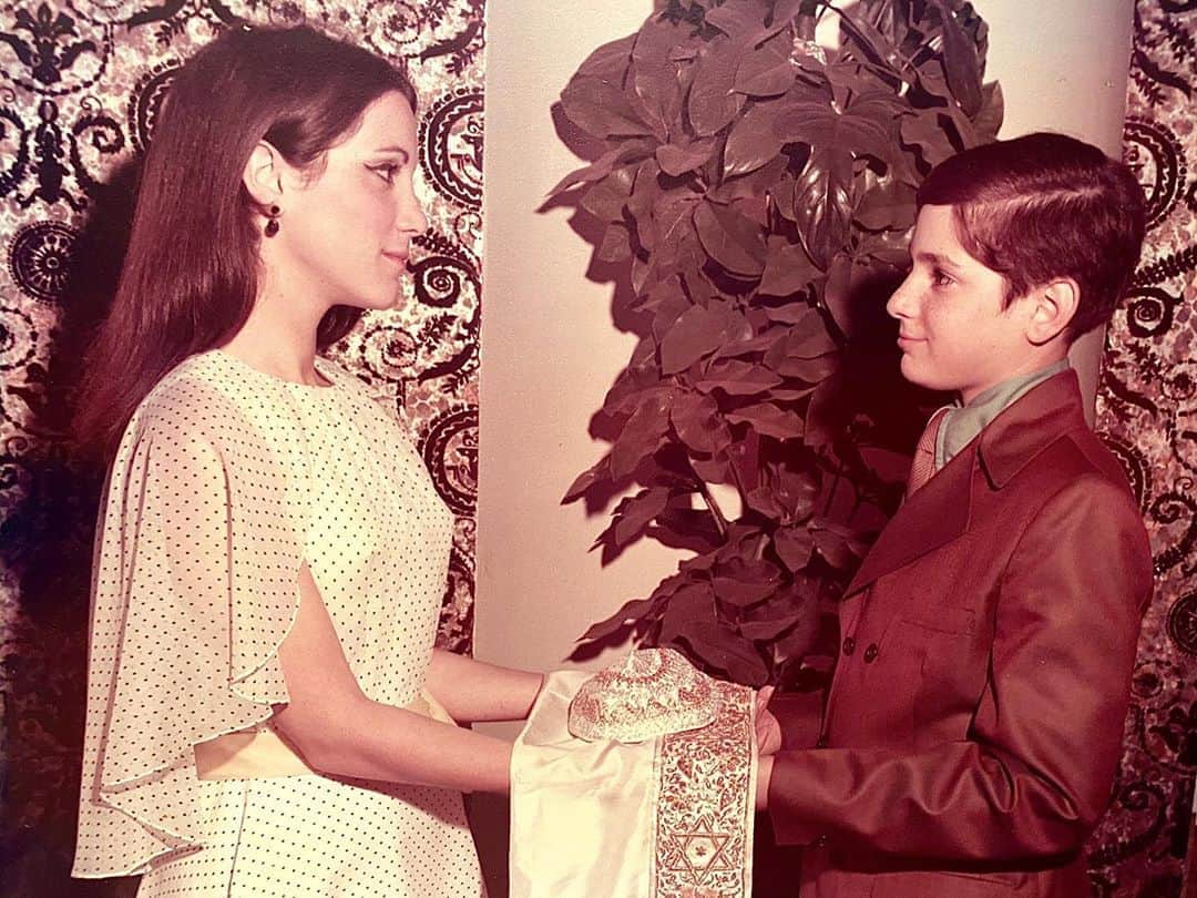 ボブ・サゲットのインスタグラム：「Okay, this is very personal— But it seems to be that kind of time. This was my beautiful, sweet, loving sister, Andi.   Today was her birthday and she would’ve been 70.   Sadly she passed at only 34 years old of a brain aneurysm.   This is from my Bar Mitzvah. You can see in this picture how much we loved each other. She was an angel and I miss her every day.   I mention her here because everyone seems to be going through some kind of loss right now.   Sending healing thoughts to everyone.」