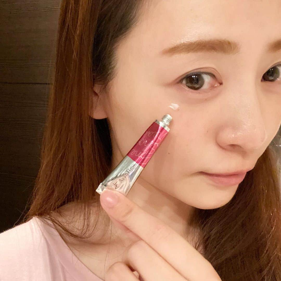 磯部奈央さんのインスタグラム写真 - (磯部奈央Instagram)「美白のナイトケア⭐️  毎年思うことなんだけど、びーっくりするくらい暑い🥵💦 日焼け止め塗ってても焼けてる気がしてるから、この時期のスキンケアは、美白ケアが中心です🙋🏻‍♀️ . 最近、夜ケアに使ってるのは、安定型ハイドロキノン配合のアバンタイム トーンショットクリーム‼️ . スキンケアの最後に、気になるところに少量とって、トントン馴染ませるのですが、わたしは、日焼けしやすい頬の高い位置や、くすんで欲しくない目の周りに塗ってます🙌🏻 . . . #美容 #美白ケア #beauty #アバンタイム #ハイドロキノン #美白 #ポイントケア #シミ対策 #ニキビ跡 #pr #スキンケア」8月31日 11時46分 - nao_isobe729