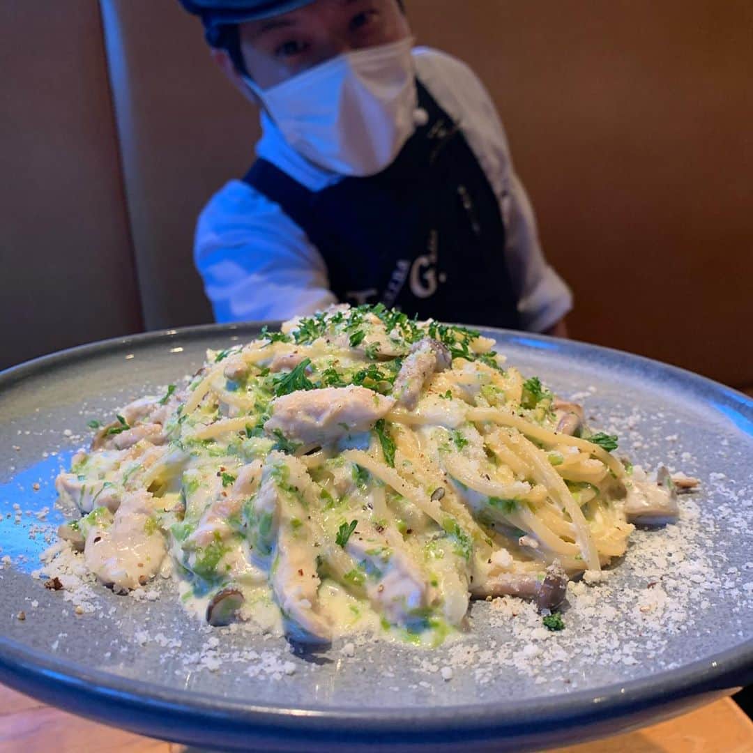 T.G.HEARTH TGハースのインスタグラム：「こにゃにゃちわ〜TGハースです🧸﻿ 今週のランチメニュー紹介しちゃいます‼️﻿ ﻿ ・つくば鶏🐓と岩のり・キノコ🍄で﻿ 　　　　　　　　　　　　のりクリ〜ミ〜パスタ﻿ ﻿ ・生姜が決め手👍浅利とオクラで﻿ 　　　　　　　　　　　　和風ボンゴレ♪♪﻿ ﻿ ・豚肩ロースのグリル🐷﻿ 　　　　　　　　　ローズマリートマトソース🍅﻿ ﻿ ・TGといえば…温玉のったラザーニャー🐈﻿ ﻿ 定番の唐揚げや自慢のﾛﾃｨｻﾘｰﾁｷﾝももちろんあるお！﻿ ﻿ 今日のランチはTGハースで決まりだね💕﻿ ﻿ ﻿ テイクアウト限定チキンのご案内↓↓↓﻿ 当店名物ロティサリーチキン1羽まるごと¥1980🐓﻿ すぐ電話↓↓↓期間限定なのでお早めに〜💕💕💕﻿ ☎️03-6416-9445←ﾖｳﾁｪｹﾗ🤘﻿ ⭐️旨辛フェアも絶賛開催中なのでテイクアウトチキンの味変更やハーフ&ハーフも対応してます🤓﻿ ﻿ ﻿ ◆ガレット（YouTubeで動画も見れるよ‼️）﻿ https://www.instagram.com/galette.galette/﻿ ﻿ https://m.youtube.com/channel/UC4nVtquelZgXuDnXWpCQ9sg﻿ ﻿ ◆モバイルオーダーも出来るようになりました✨﻿ プロフィールからHPをアクセスしてください♪﻿ モバイルオーダー﻿ https://tgh.for.dinii.jp/﻿ ﻿ ◆Uber eats・menu・出前館によるデリバリー﻿ 11:30〜21:00﻿ ﻿ ◆LINE@登録お願いします♪﻿ https://lin.ee/g0H4jc6﻿ ﻿ ﻿ 皆さまの笑顔に会えますように！💕💕💕﻿ ﻿ #TGハース#代官山ディナー#代官山ランチ#恵比寿グルメ#恵比寿ビストロ#恵比寿ディナー#代官山グルメ #ハース #代官山テイクアウト#恵比寿ランチ#ラクレット#チーズ#ロティサリーチキン#恵比寿ご飯#menu#恵比寿ワイン#テイクアウト#渋谷ディナー#恵比寿チーズ#tghearth#渋谷グルメ#渋谷ランチ#恵比寿チーズ#恵比寿カフェ#チーズケーキ#渋谷テイクアウト#恵比寿新聞#恵比寿ビール#チーズフォンデュ#恵比寿テイクアウト」