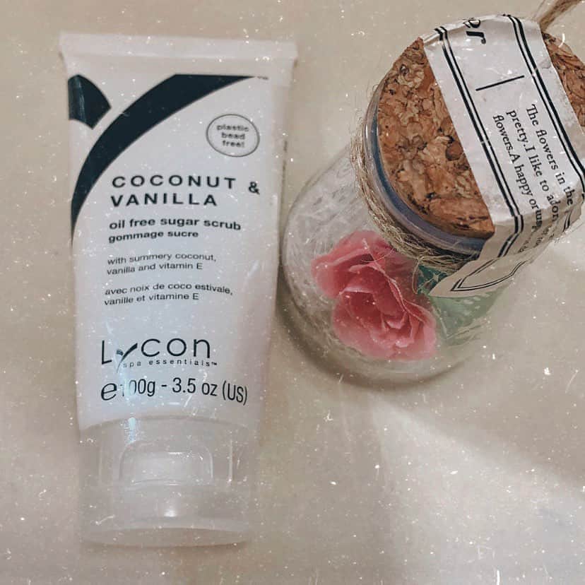 西本ヒカルのインスタグラム：「・ お気に入り👼🏼🥀 #lycon #oilfree #scrub#🥥🍨♡」