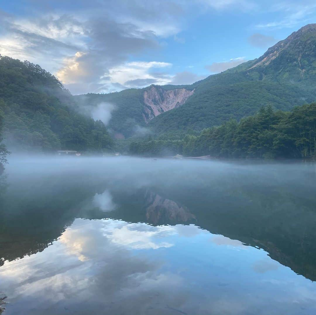 伊達公子さんのインスタグラム写真 - (伊達公子Instagram)「夏の思い出Part5 上高地(Kamikochi,Nagano) #伊達公子 #kimikodate #テニス #テニスプレイヤー #テニスプレーヤー #tennis #tennisplayer #instatennis #上高地 #上高地五千尺ホテル #五千尺ホテル #大正池 #朝の大正池 #河童橋から大正池  #大正池からの穂高連峰  #朝もや #早起き #5時起き #早起きは三文の徳 #歩いた後の朝ごはんは美味しい」8月31日 17時24分 - kimiko.date