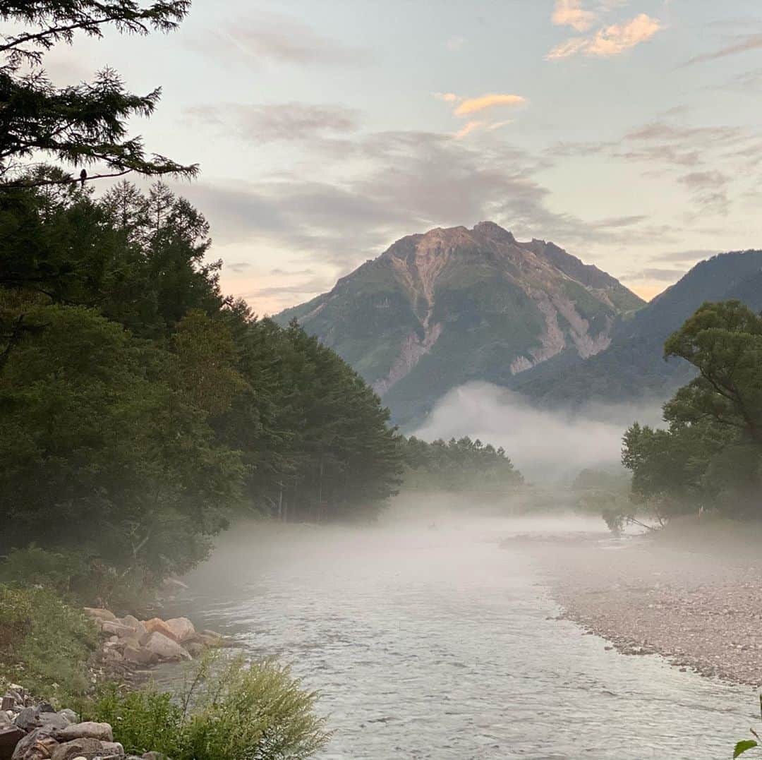 のインスタグラム：「夏の思い出Part5 上高地(Kamikochi,Nagano) #伊達公子 #kimikodate #テニス #テニスプレイヤー #テニスプレーヤー #tennis #tennisplayer #instatennis #上高地 #上高地五千尺ホテル #五千尺ホテル #大正池 #朝の大正池 #河童橋から大正池  #大正池からの穂高連峰  #朝もや #早起き #5時起き #早起きは三文の徳 #歩いた後の朝ごはんは美味しい」