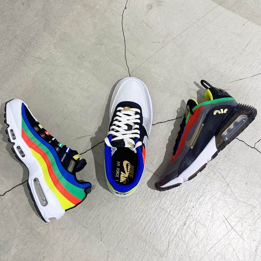 アトモスガールズ/atmos girlsさんのインスタグラム写真 - (アトモスガールズ/atmos girlsInstagram)「. 9/5(SAT)より、"NIKE HIDDEN MASSGE PACK”が日本限定で登場✨ 名前の通り「隠されたメッセージ」がディテールに含まれており、一見カラフルなアッパーで構築されたモデルだがその下にはゴールド、シルバー、ブロンズのカラーが配置されており、めくると全く違う印象が窺う2度楽しめるパックとなっています。  　　 　　 　　 　　 　　 　　 　　 #atmos#atmospink#nike#hidenmessage #airmax95#airmax2090#airforce1 #アトモス#アトモスピンク#ナイキ#エアマックス #カラフルスニーカー#ナイキスニーカー#エアフォース1 #スニーカーコーデ#秋スニーカー#ゼブラ柄#ゼブラパンツ #アニマル#アニマルコーデ#エアマックス2090」8月31日 17時24分 - atmos_pink_official
