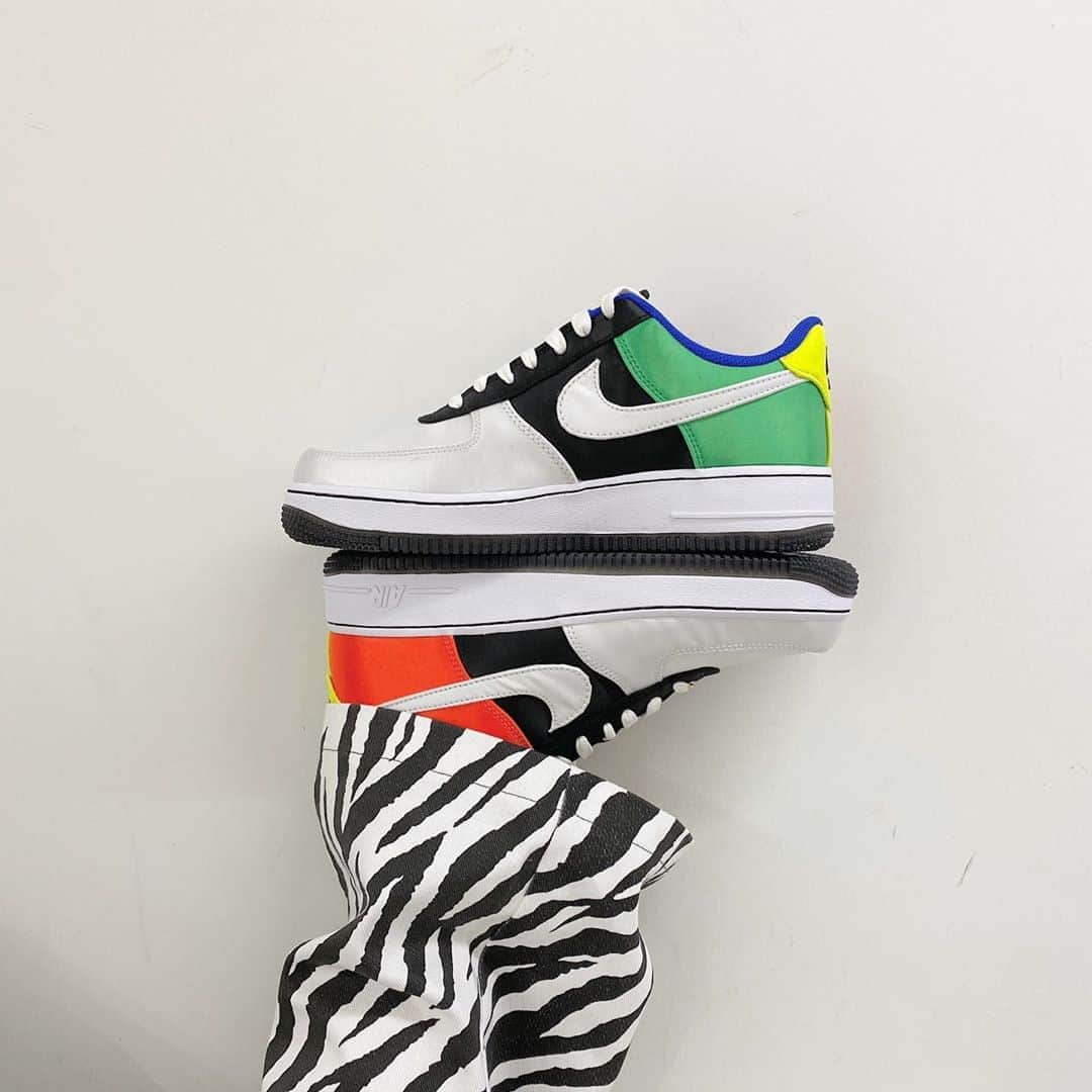 アトモスガールズ/atmos girlsさんのインスタグラム写真 - (アトモスガールズ/atmos girlsInstagram)「. 9/5(SAT)より、"NIKE HIDDEN MASSGE PACK”が日本限定で登場✨ 名前の通り「隠されたメッセージ」がディテールに含まれており、一見カラフルなアッパーで構築されたモデルだがその下にはゴールド、シルバー、ブロンズのカラーが配置されており、めくると全く違う印象が窺う2度楽しめるパックとなっています。  　　 　　 　　 　　 　　 　　 　　 #atmos#atmospink#nike#hidenmessage #airmax95#airmax2090#airforce1 #アトモス#アトモスピンク#ナイキ#エアマックス #カラフルスニーカー#ナイキスニーカー#エアフォース1 #スニーカーコーデ#秋スニーカー#ゼブラ柄#ゼブラパンツ #アニマル#アニマルコーデ#エアマックス2090」8月31日 17時24分 - atmos_pink_official