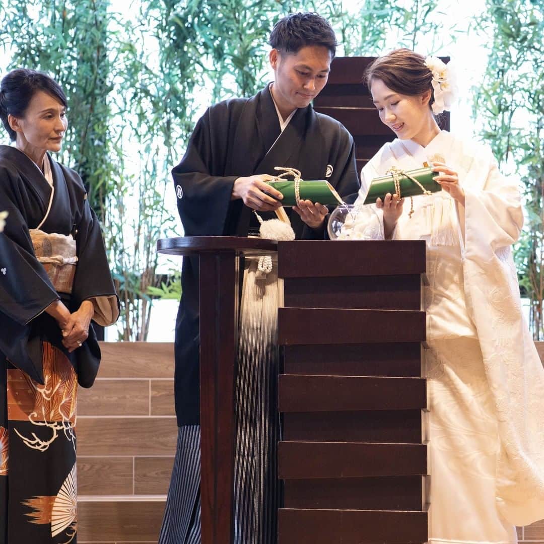 KIYOMIZU京都東山 公式さんのインスタグラム写真 - (KIYOMIZU京都東山 公式Instagram)「@kiyomizu_kyoto_higashiyama をフォローして、 『#kiyomizu京都東山』 『#kiyomizu花嫁』 『#スタイルズ花嫁』 をつけて投稿してくださいね＊ . 二つの家族が一つになる瞬間* "水合わせの儀"  新たな一つの家族として 幸せに暮らしていけるようにとの 願いがこめられています＊  人生の中でも特別な門出* KIYOMIZU京都東山で、 色褪せない思い出となる演出を . ---------------------- . ▼ブライダルフェアの予約は インスタのTOPからcheck⚐ ＞＞＞ @kiyomizu_kyoto_higashiyama . #スタイルズ花嫁 #dress #kyoto #kiyomizu #wedding #ウェディングレポ #チャペル #ブライダルフェア #プレ花嫁 #卒花 #結婚式 #結婚式場 #結婚式準備 #京都 #京都花嫁 #関西花嫁 #Dressy花嫁 #maricuru #シェアーズヘアメイク #水合わせの儀 #和婚  #白無垢 #和婚演出」8月31日 17時17分 - kiyomizu_kyoto_higashiyama