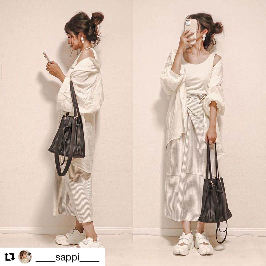 ショップにこにこさんのインスタグラム写真 - (ショップにこにこInstagram)「#Repost @____sappi____ with @get_repost ・・・ ・ ホワイトコーデ🤍 ・ @isntshe_official のスカート可愛すぎる!!❤️ 巻きスカート風にウエストのとこを結ぶデザイン✨ イズシーのスカートシリーズ大好きです🤭💕 ・ @shopnikoniko のバッグ👜 色々使い回せそうなシンプルさがいい♡ ZOZOTOWN店限定で タイムセール 4,949円 → 3,299円らしいよ♡ ➯➱➩期間:8/26(水)20：00～8/29(土)11:59 ・ ぜひチェックしてみてね♡ ・ ・ ・  ・ ・ #오오티디 #패션 #mamagirl #コーディネート #ママコーデ #ママファッション #マタニティ #マタニティコーデ #fashion #ootd #低身長コーデ #カジュアルコーデ #プチプラコーデ #きょコ #今日のコーデ #着回しコーデ #しまむら #しまパト #ハンドメイドピアス #gu #uniqlo #uniqloginza2020ss #0歳児ママ #三つ編みアレンジ #アクアリフト #ベロアパンツ #ユニクロ #shopnikoniko #ショップニコニコ_zozotown」8月31日 17時17分 - shopnikoniko