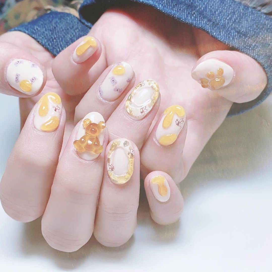 なかやまちえこのインスタグラム：「蜂と蜂蜜とくま🍯 #nail #nails #nailart #ネイル #美甲 #ネイルアート  #japanesenailart #manucure #japanesenails #manicurist #gelnails #أظافر #네일아트 #미용 #vẽmóng #ngườiđẹp  #เพ้นท์เล็บ #искусствоногтя #artedeuñas #เพ้นท์เล็บเจล #ジェルネイルデザイン #ネイルデザイン #senikuku #nagelkunst #蜂蜜ネイル #honeynails #honey #くまネイル #bearnails」